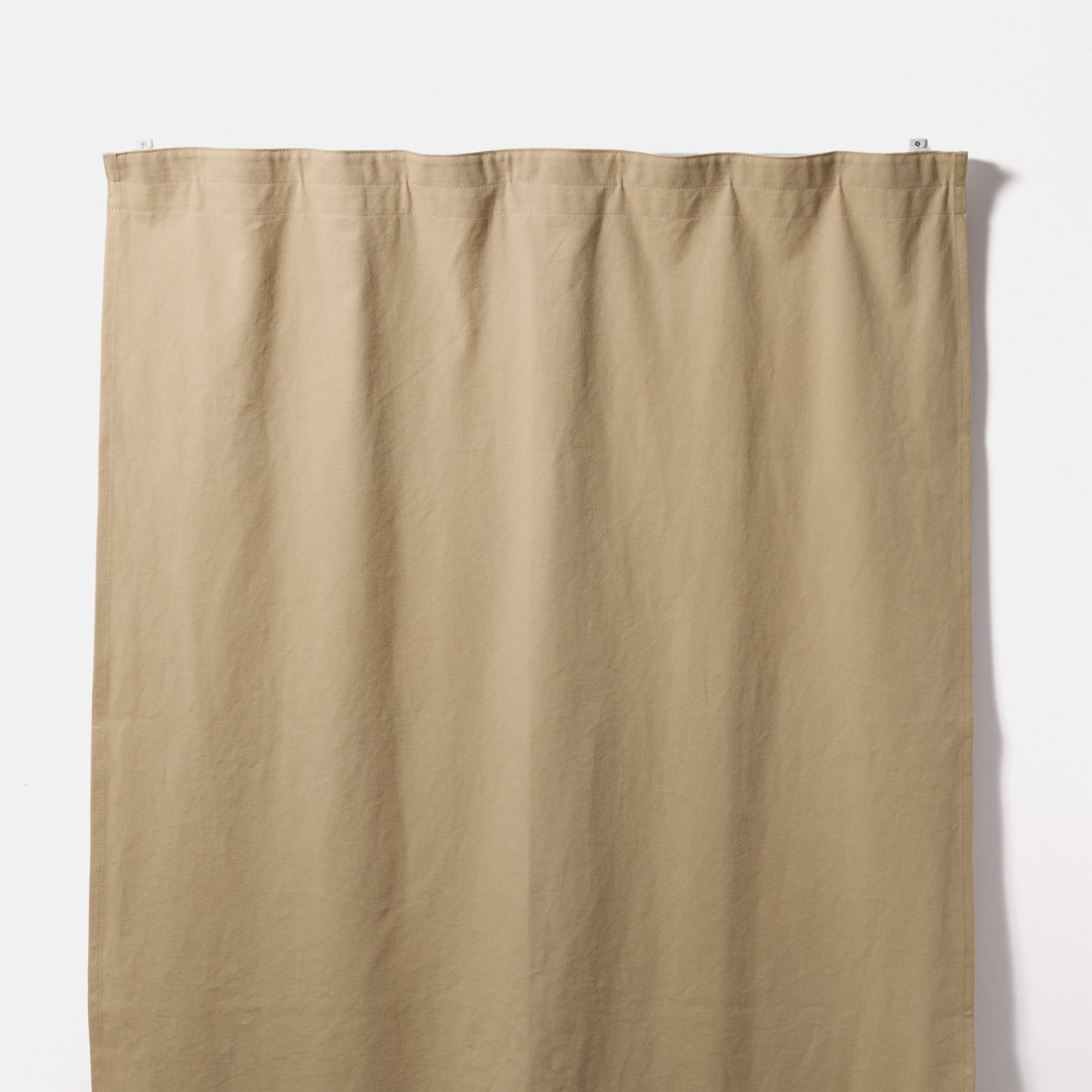 帆布カーテン フラット スタイル スモークブルー DW-CB008-07-G114 正面付けはレールを隠す吊り方（写真はベージュ）