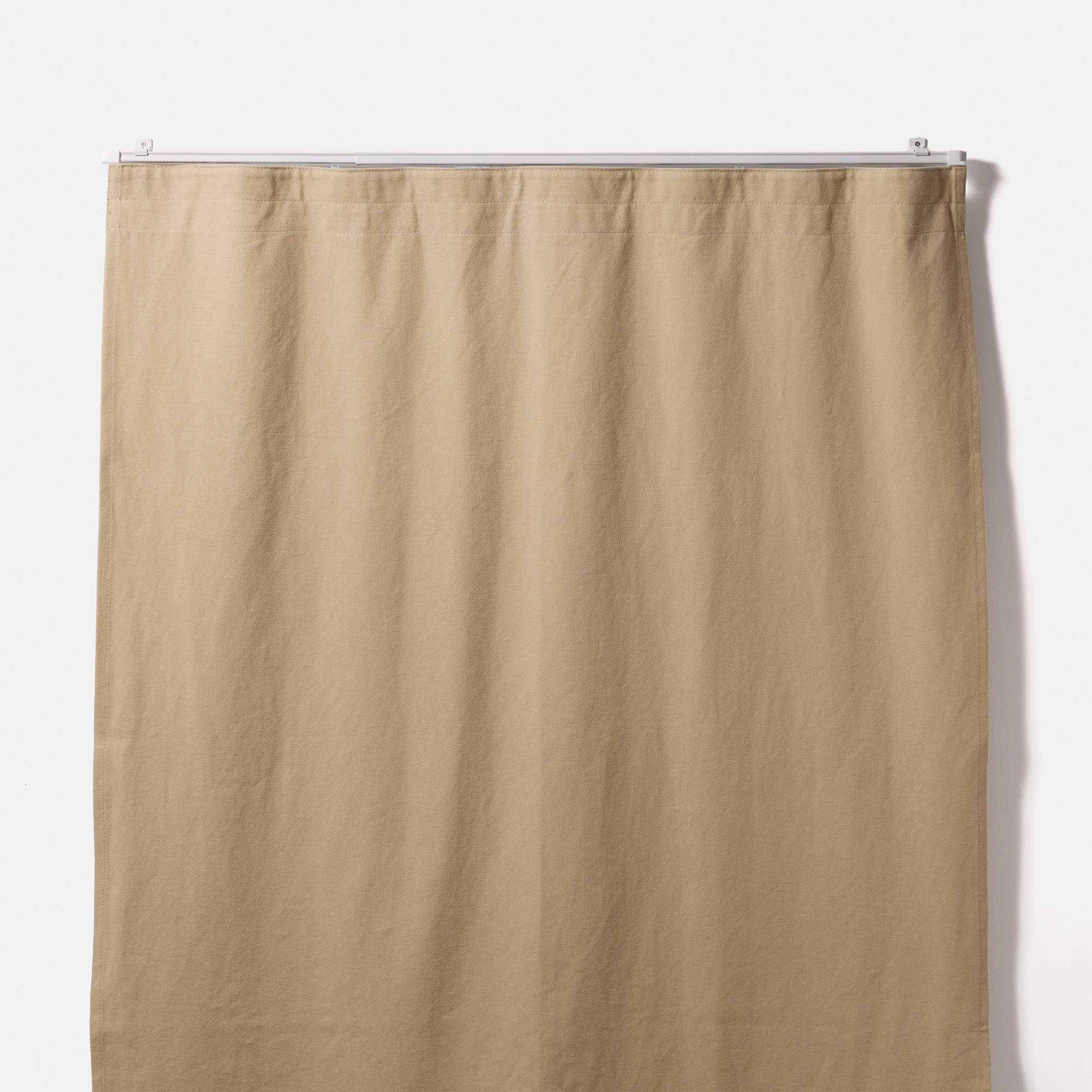 帆布カーテン フラット スタイル スモークブルー DW-CB008-07-G114 天井付けはレールを見せる吊り方（写真はベージュ）