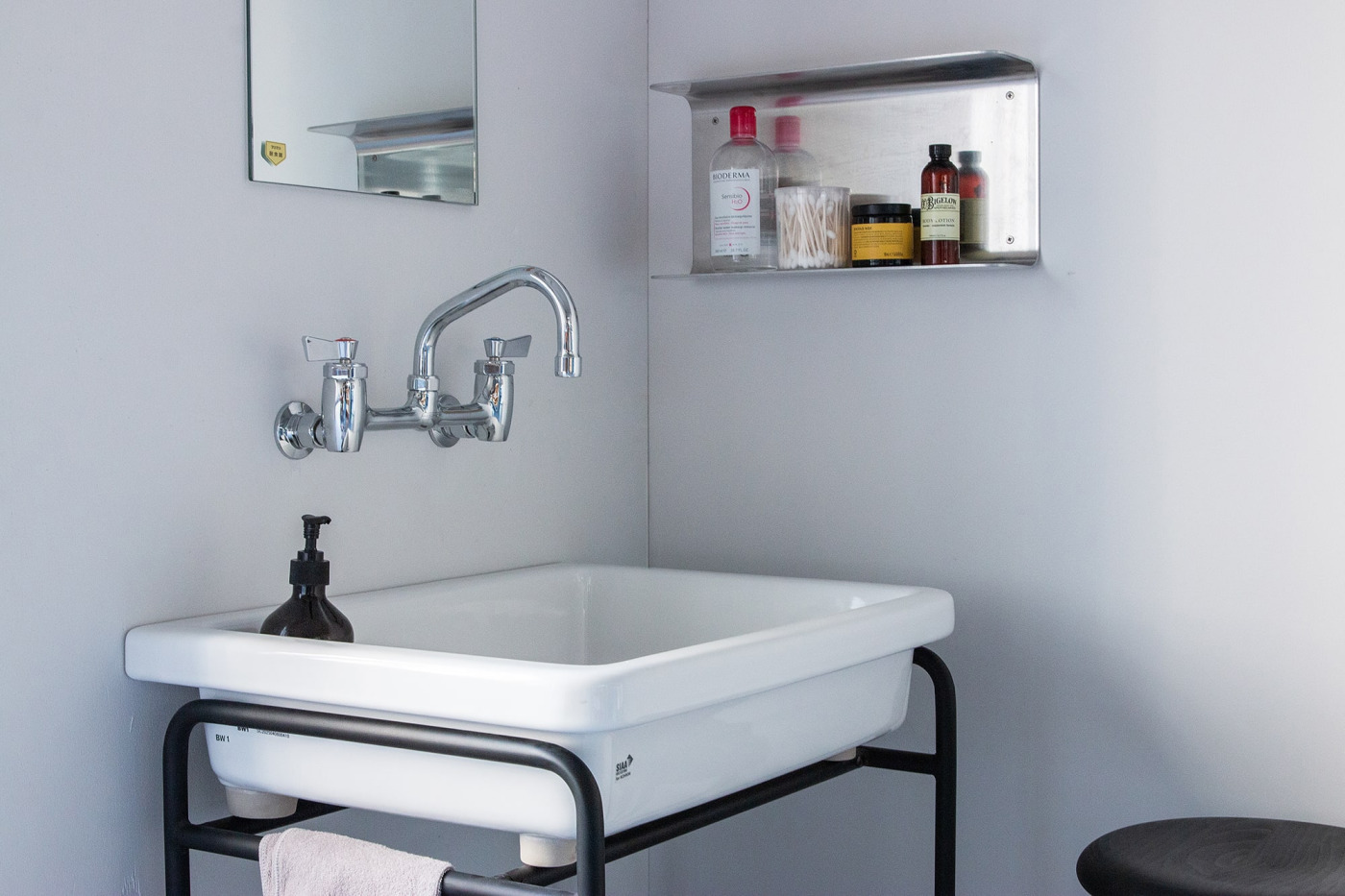 ワーカーズ水栓 壁付けツインレバー混合栓 L150 KB-TP009-01a-G141 壁付けツインレバー混合栓 L150と 『アイアンスタンドシンク』の組み合わせ