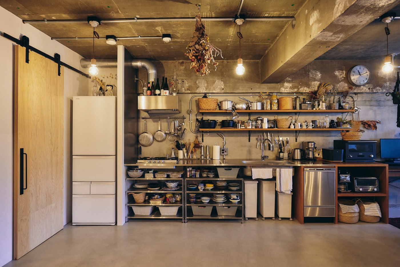 オーダーキッチン天板 コンロ＆角丸シンク KB-KC012-21-G183 W3000の「コンロ＆角丸シンク」天板に、ラワン合板のカウンター収納と食洗機を組み合わせた事例（撮影：Masanori Kaneshita）