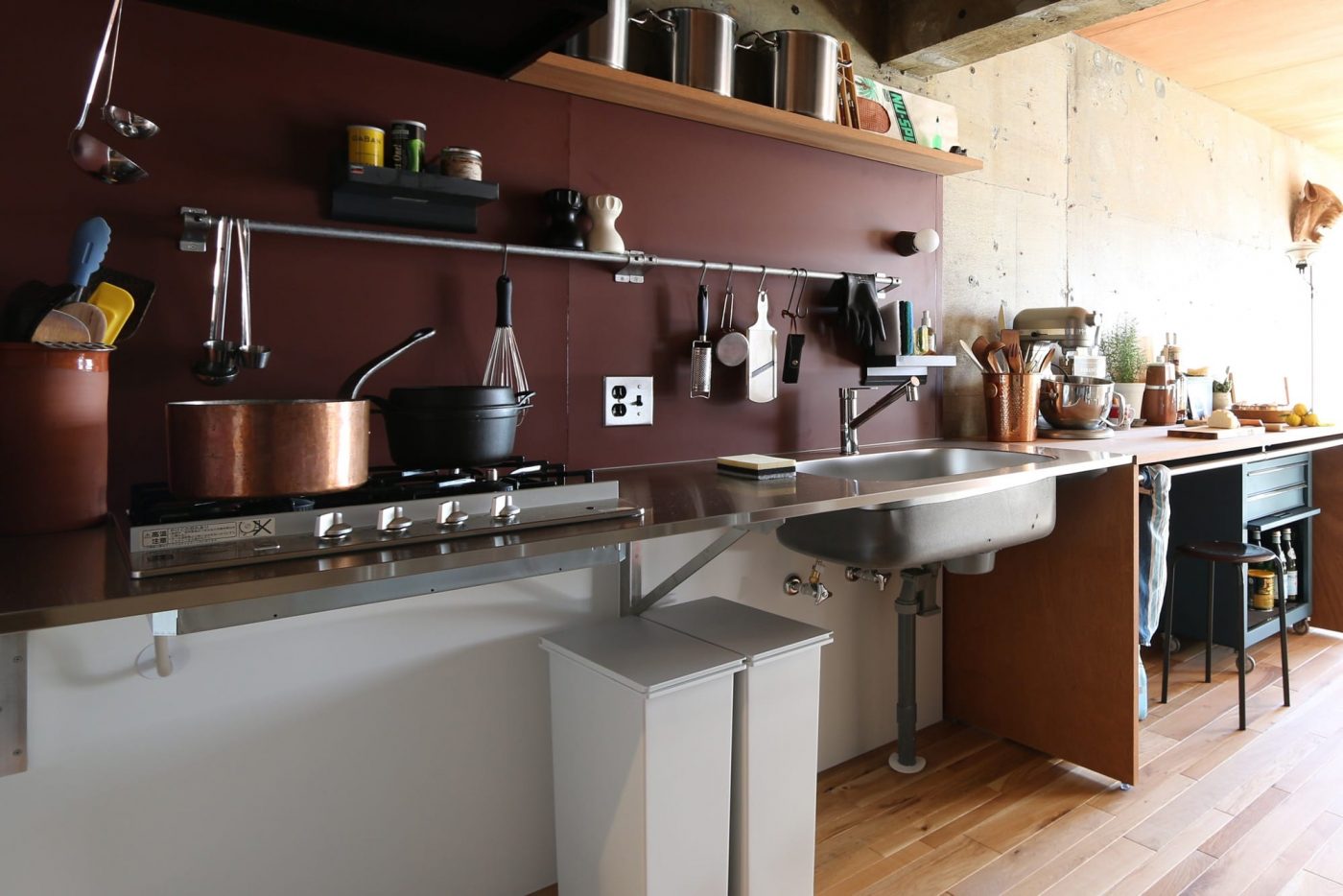 オーダーキッチン天板 コンロ＆角丸シンク KB-KC012-21-G183 厚さ22mmの天板。天板が浮かんでいるかのようなキッチンスタイルも可能（コンロ＆角丸シンク　※こちらは旧仕様。現行品はシンクの排水口位置が中央になります）