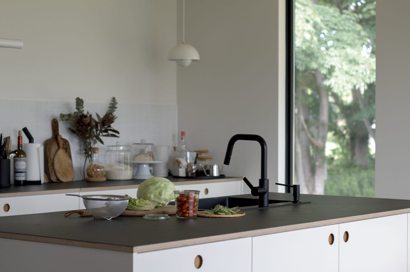 クォーツシンク シングル ブラック KB-KC031-01-G173 リノリウムの天板、クォーツシンク、ディスペンサーと水栓はブラックで統一して。