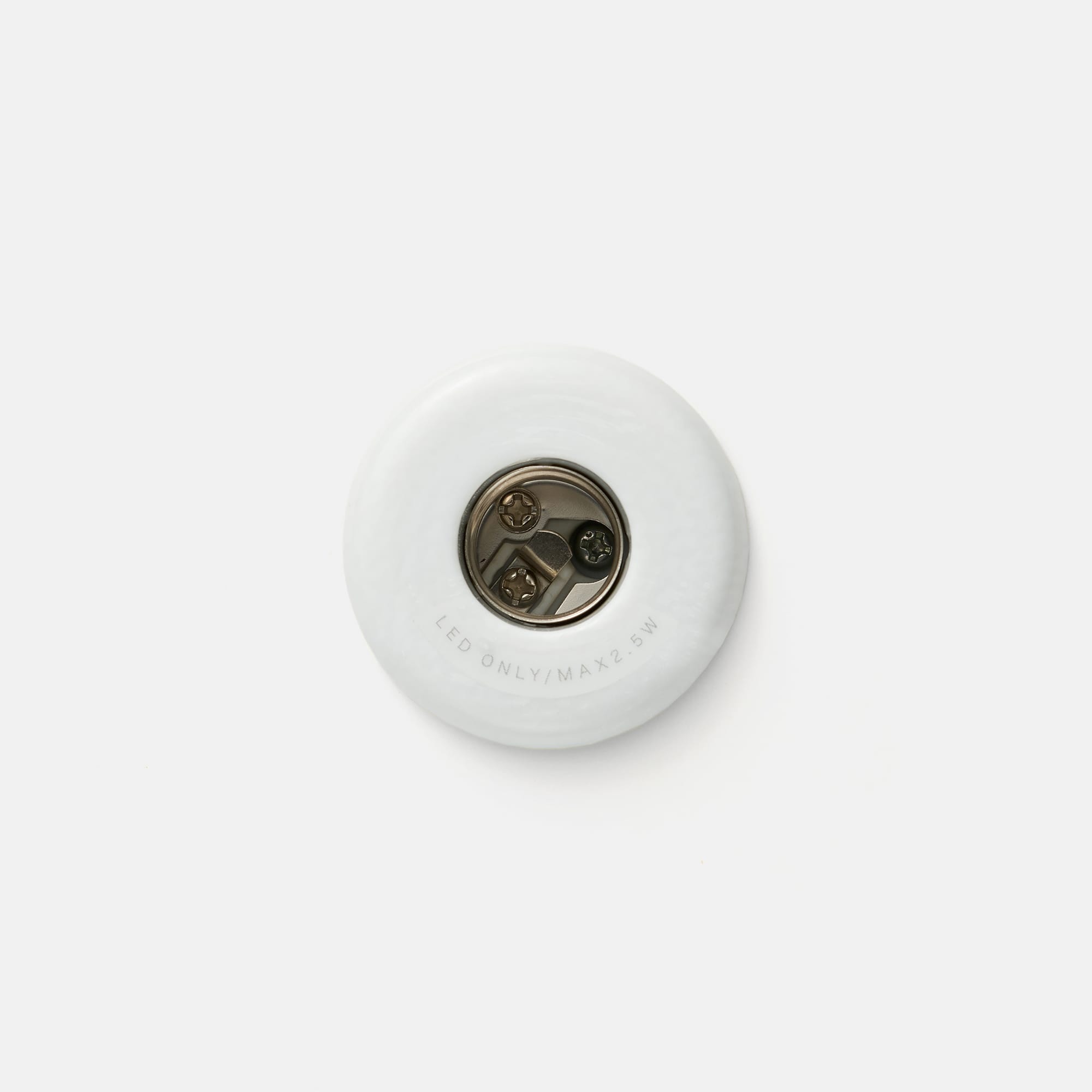 モーガルレセップ E17 ホワイト LT-BR020-01-G141 納品時についているシールは剥がせます。賃貸や施設など不特定多数が使う場合に、剥がさず使用できるよう目立たせない配慮をしました
