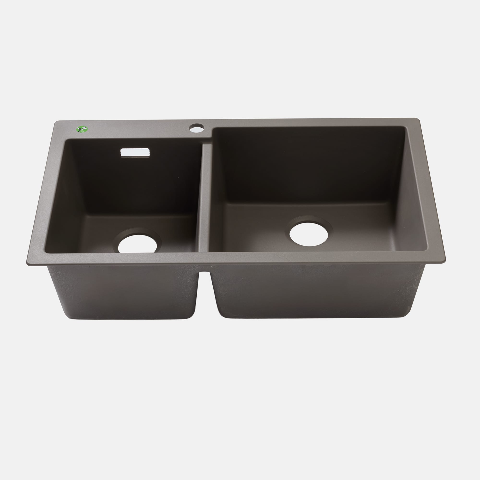 クォーツシンク ダブル グレー KB-KC031-11-G173 中央左側に水栓穴φ35mmが空いています。左の緑色シール1箇所に追加の水栓や、浄水器やソープディスペンサー用に穴を追加できます