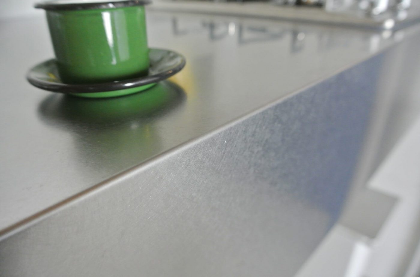 ミニマルキッチン 壁付け W1200×D600 KB-KC006-04-G123 比較的傷や指紋が目立ちにくい、バイブレーション仕上げ。エッジはシャープに見えますが実は少し丸くカーブを描いています