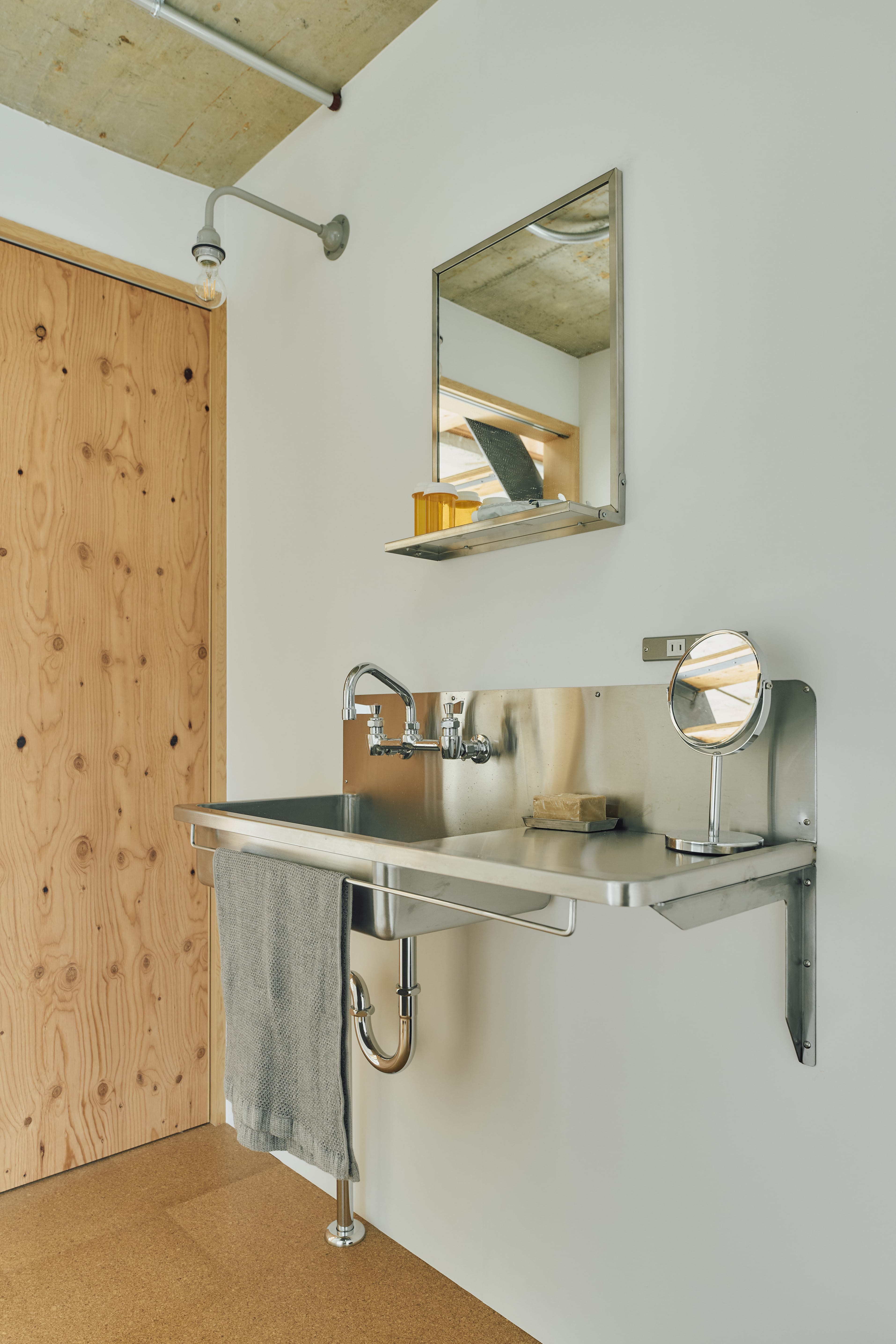 スクールシンク 壁付け水栓用 片デッキタイプ KB-PR015-03a-G239