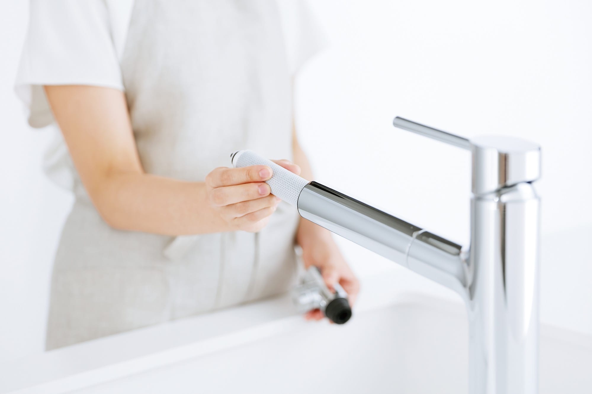 浄水器付き切替混合栓 ストレート（スパウト内蔵） クローム KB-PT002-22W-G201 浄水カートリッジはスパウト先端を取り外すことで簡単に交換することができます