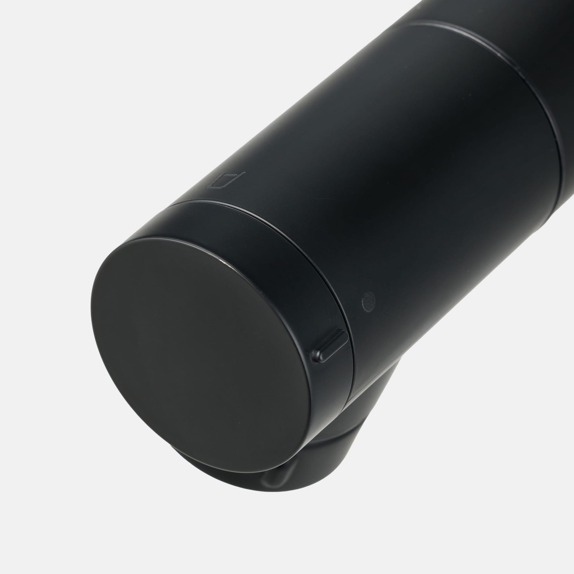 浄水器付き切替混合栓 ストレート（スパウト内蔵） ブラック KB-PT002-23W-G201 スパウトの手前に浄水切替レバーがあります