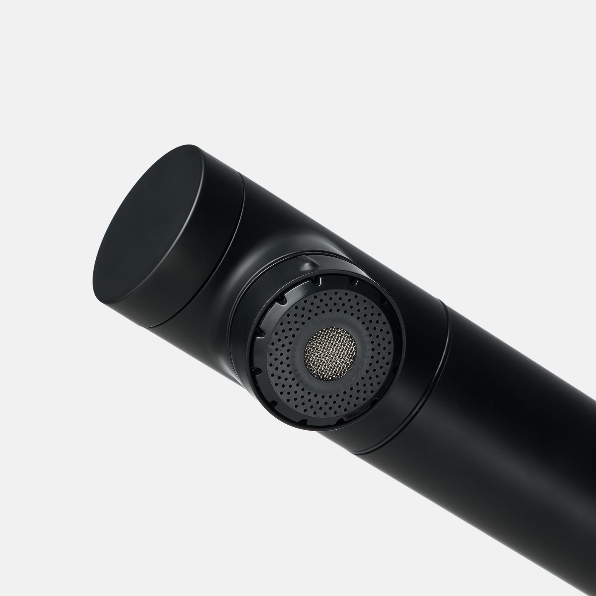 浄水器付き切替混合栓 ストレート（スパウト内蔵） ブラック KB-PT002-23W-G201 吐水部を回すとシャワー吐水へ切り替えができます