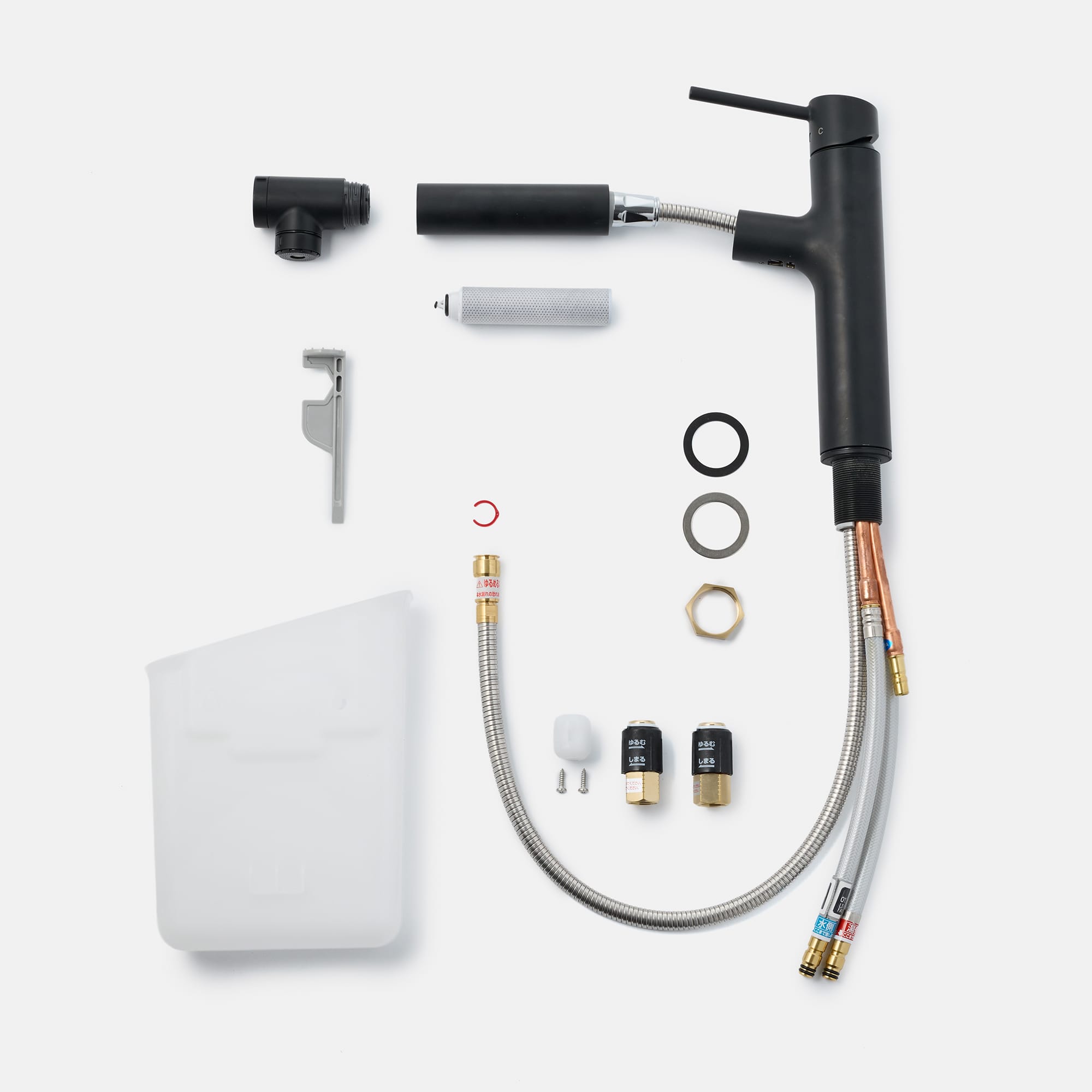 浄水器付き切替混合栓 ストレート（スパウト内蔵） ブラック KB-PT002-23W-G201 パーツ一式。カートリッジ1個と水受け容器が付属しています