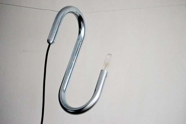 どこでもライト BENT PIPE LT-OT001-02-G026 メッキ仕上の気取らない質感