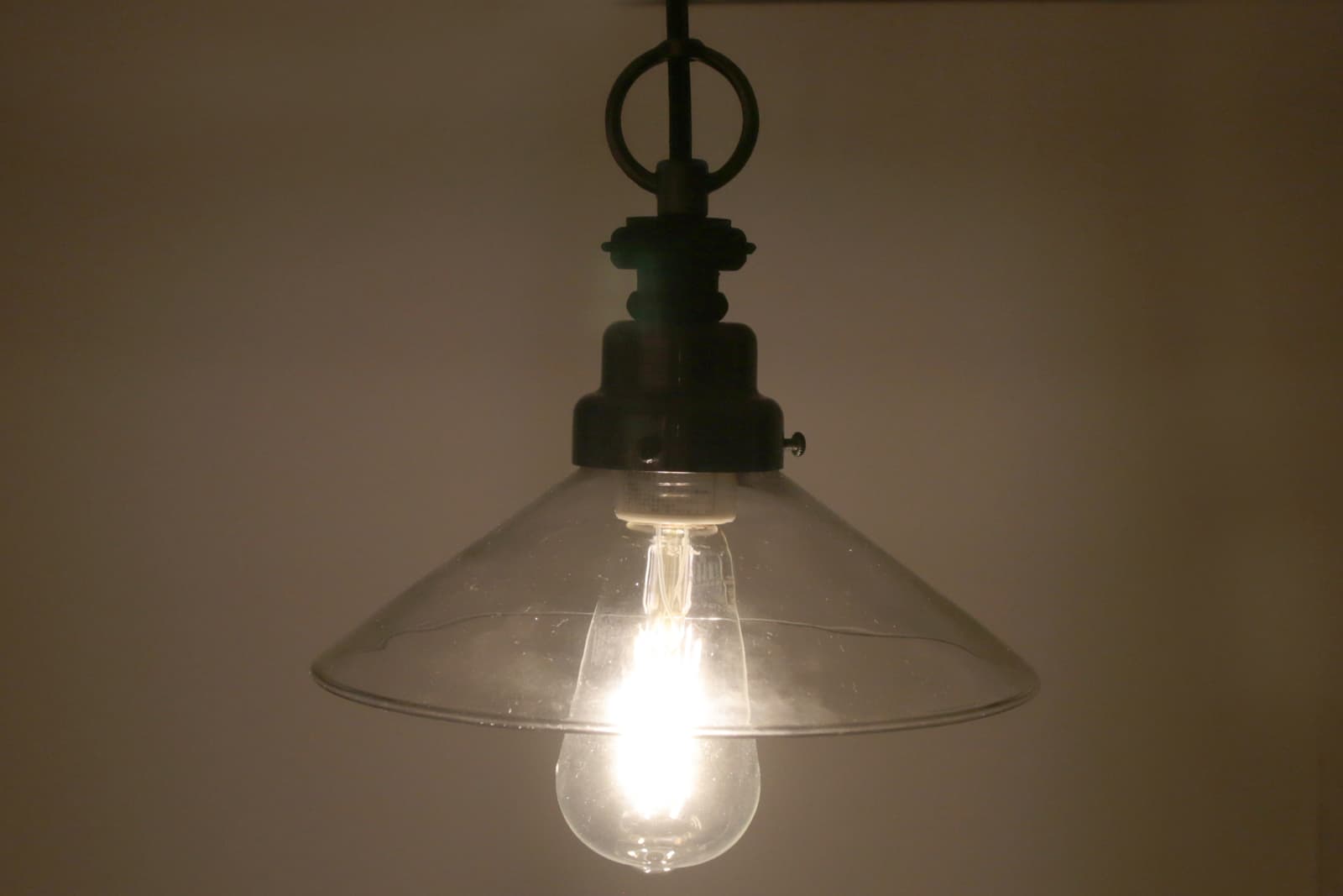 硝子の吊照明 クリア LT-PD017-02-G141 天井まで光を拡散してくれます（ビンテージLED電球 LEDエジソン(E26)60W相当との組み合わせ）