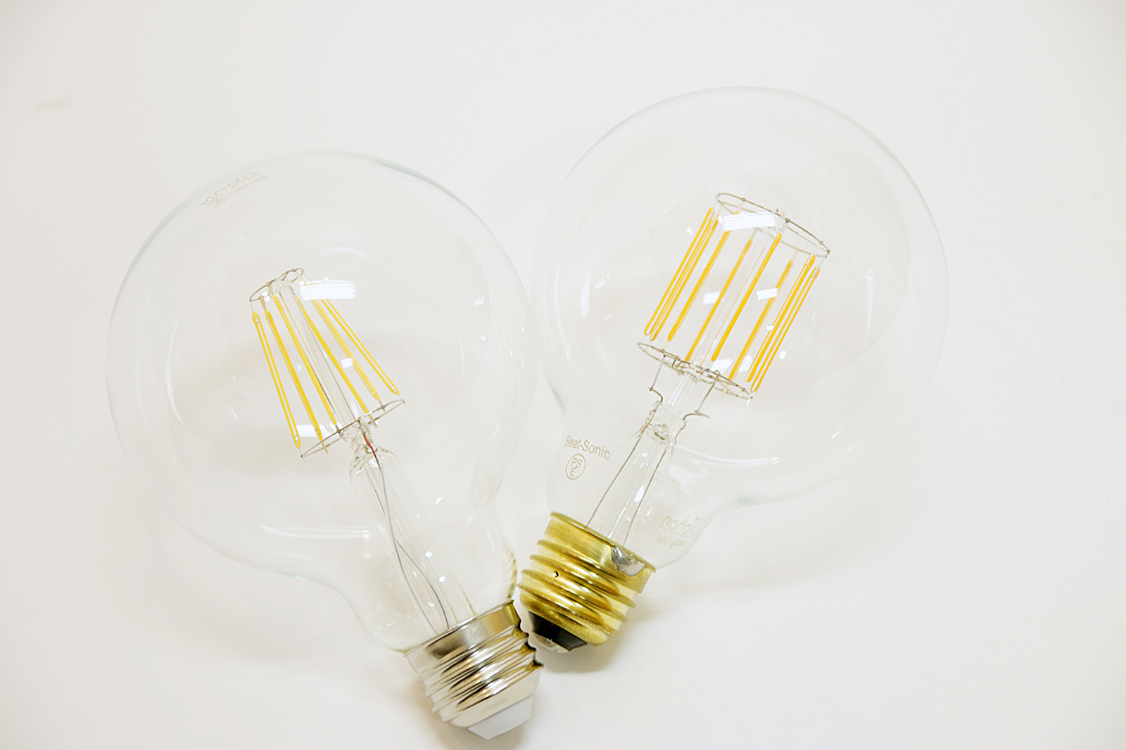 ビンテージLED電球 LEDボール95(E26)60W相当 LT-BB002-07-G141 口金や光体の形に違いがあります。左：LEDボール95 60W／右：LEDボール95 30W