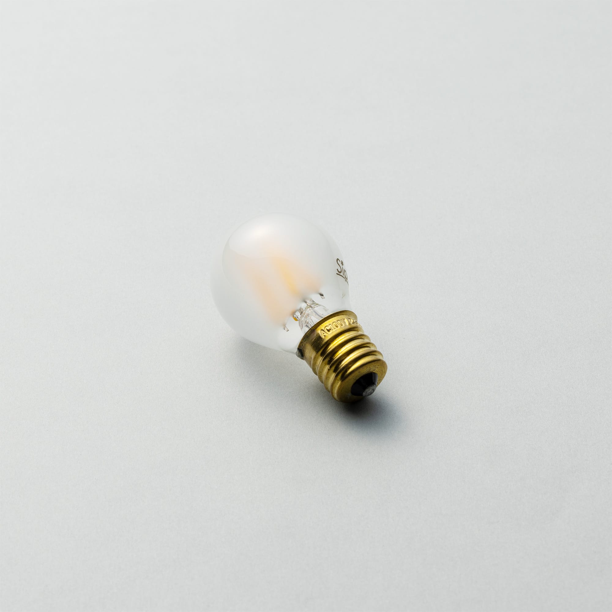 フロストLED電球 φ35(E17)25W相当 アイス 2200K電球色 LT-BB008-05-G141 内部の発光部分が卵の黄身のように透けて見えるのが特徴です