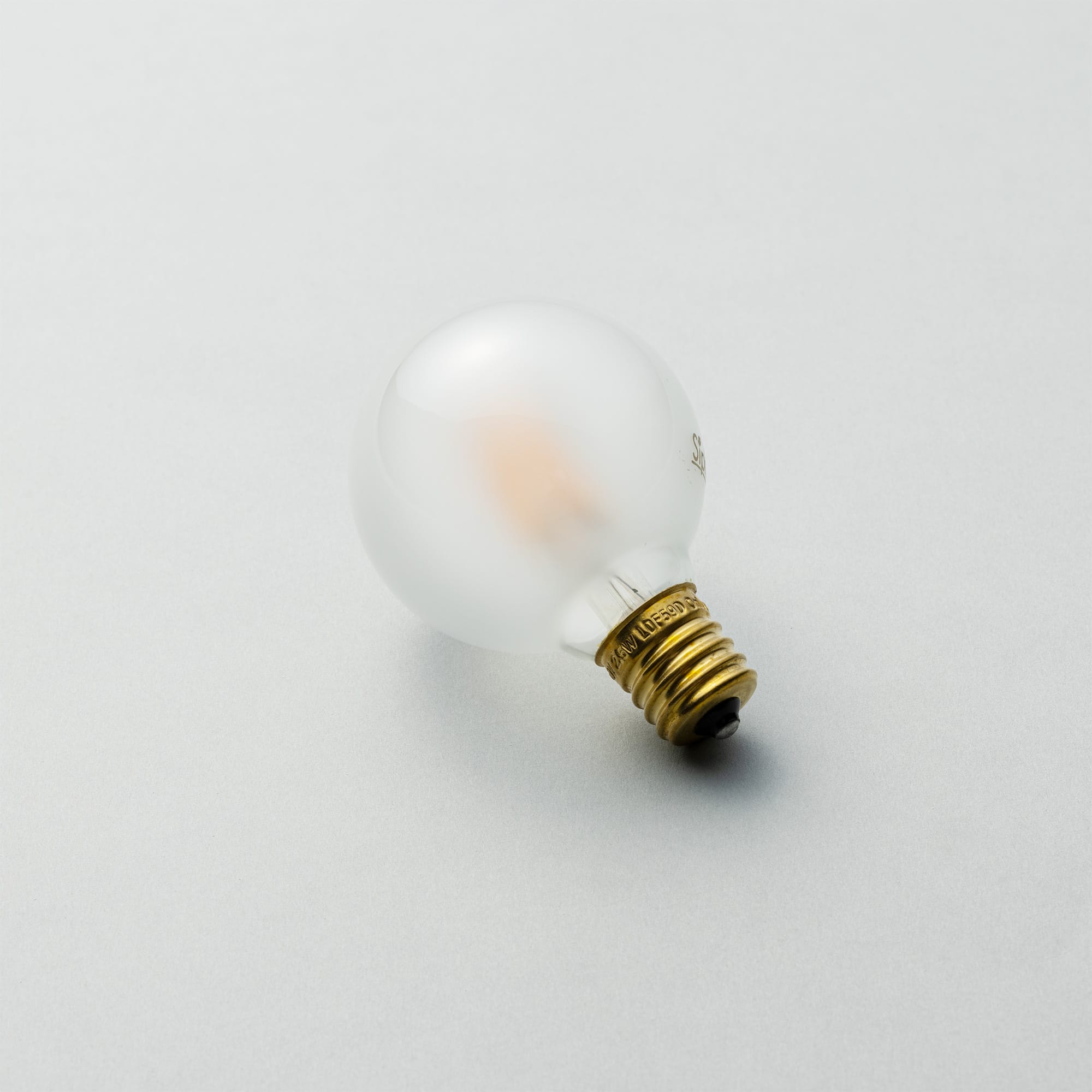 フロストLED電球 φ50(E17)25W相当 アイス 2200K電球色 LT-BB008-07-G141 内部の発光部分が卵の黄身のように透けて見えるのが特徴です