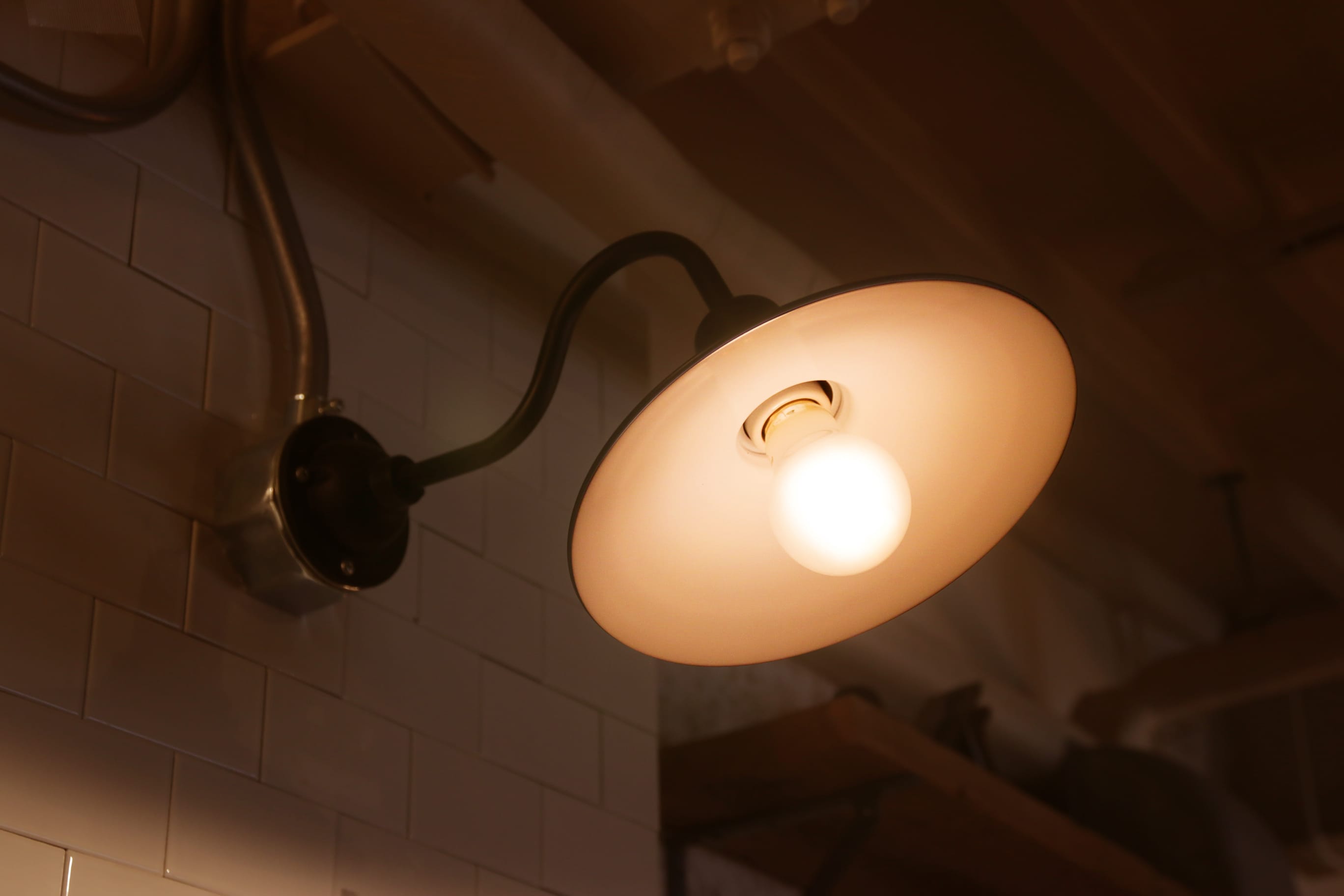 フロストLED電球 φ60(E26)35W相当 アイス 2200K電球色 LT-BB008-01-G141 2200Kは夕日のようなピンクがかったオレンジ色のレトロな色味