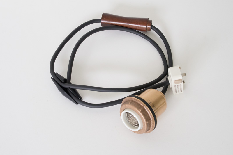 船舶シェードランプ ゴールド LT-PD009-01-G085 付属の吊具。締付リングを外し、パッキンとパッキンの間にシェードを挟みます
