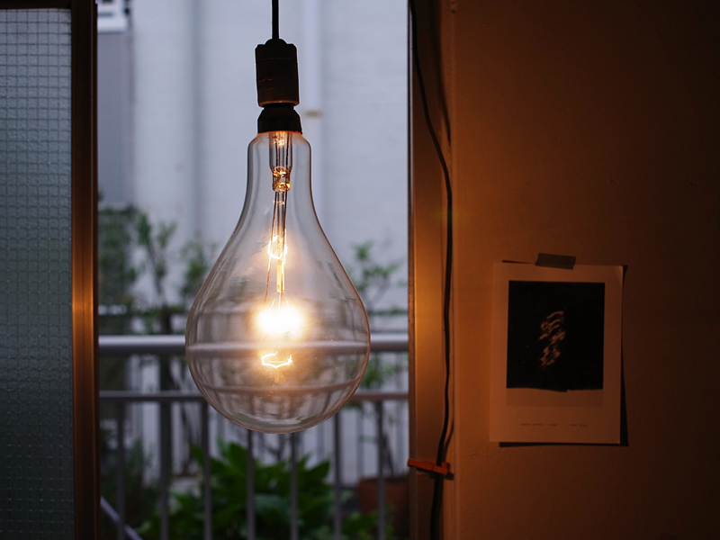 大型集魚灯電球 白熱集魚球(E26)100W LT-BB005-02-G141 簡素で無骨な空間に、丸みのある集魚灯の暖かな光が味わいを添える