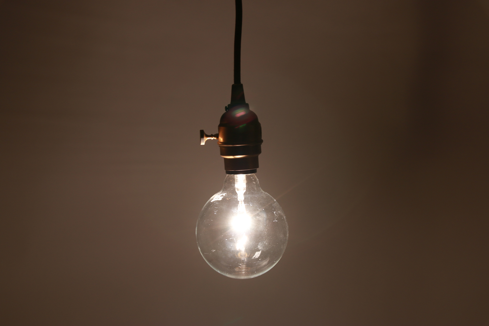 白熱ボール電球 白熱クリアボール95(E26)57W LT-BB003-03-G141 真鍮ソケットコード E26_スイッチ付きに組み合わせた点灯事例