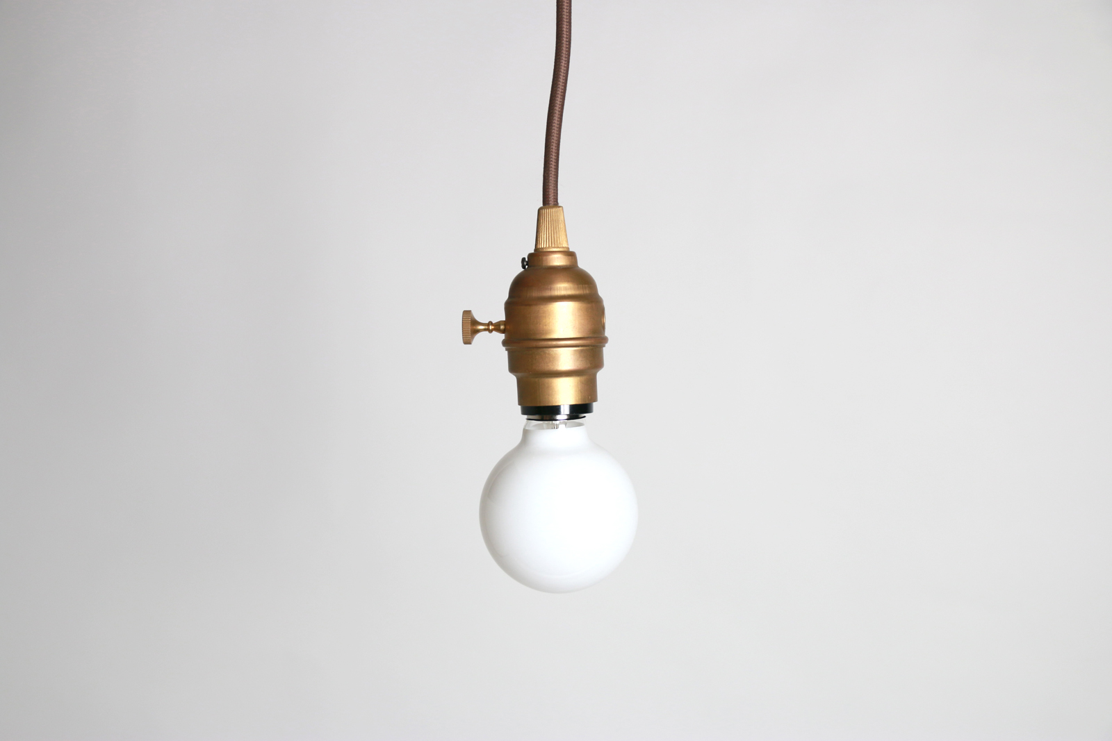 白熱ボール電球 白熱ホワイトボール70(E26)40W LT-BB003-08-G141 真鍮ソケットコード E26_スイッチ付きに組み合わせた消灯事例