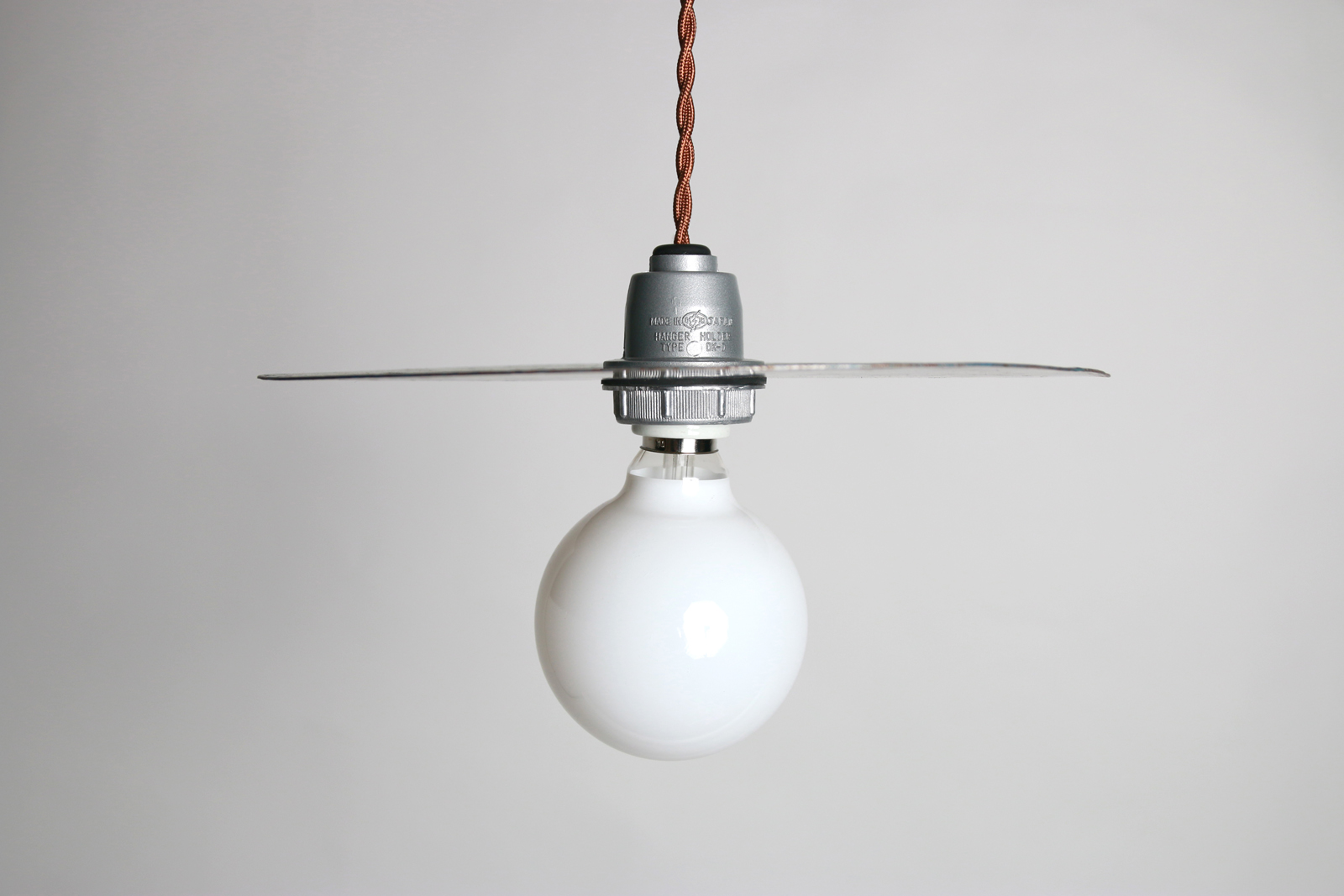 白熱ボール電球 白熱ホワイトボール95(E26)57W LT-BB003-05-G141 個性的な照明、廃材シェードランプCORONAと組み合わせた消灯事例