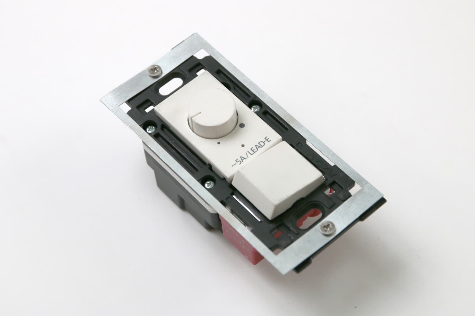 メタルスイッチプレート 調光器＆片切/3路対応 (BK) LT-PS009-OP12-G141 メタルスイッチプレートと組み合わせるための専用パーツをつけた状態（写真はホワイト）