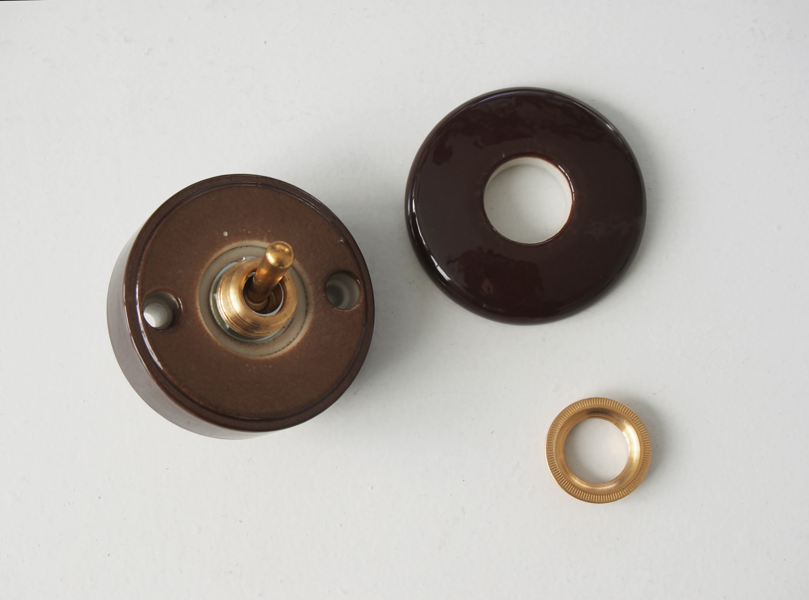 陶器スイッチ ブラウン LT-PS007-02-G141 真鍮のリングを回すと外れます