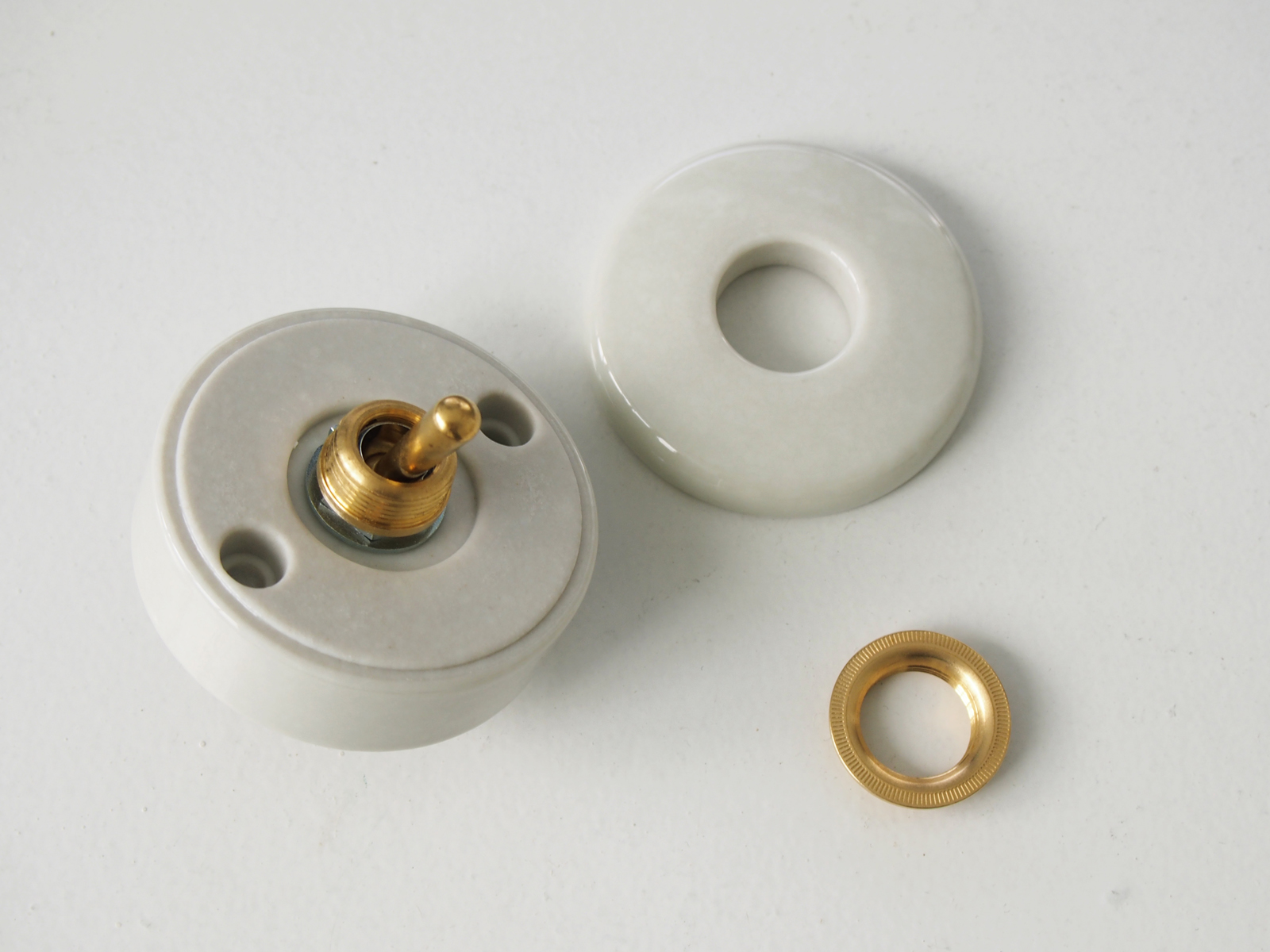 陶器スイッチ ホワイト LT-PS007-01-G141 真鍮のリングを回すと外れます