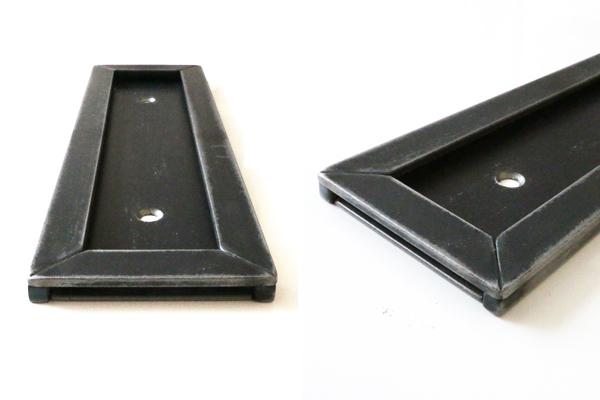 メタルネームプレートケース スチール Sサイズ ET-OT006-01-G108 こちらの穴からプレートを抜き差しできます