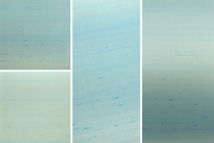 絹布の壁紙 襲(かさね)/ロール WL-WP003-04-G007 左の2枚は正面から、中央は斜めから、右は歪ませて撮影したもの（水浅葱）