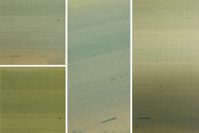 絹布の壁紙 襲(かさね)/ロール WL-WP003-04-G007 左の2枚は正面から、中央は斜めから、右は歪ませて撮影したもの（柳）