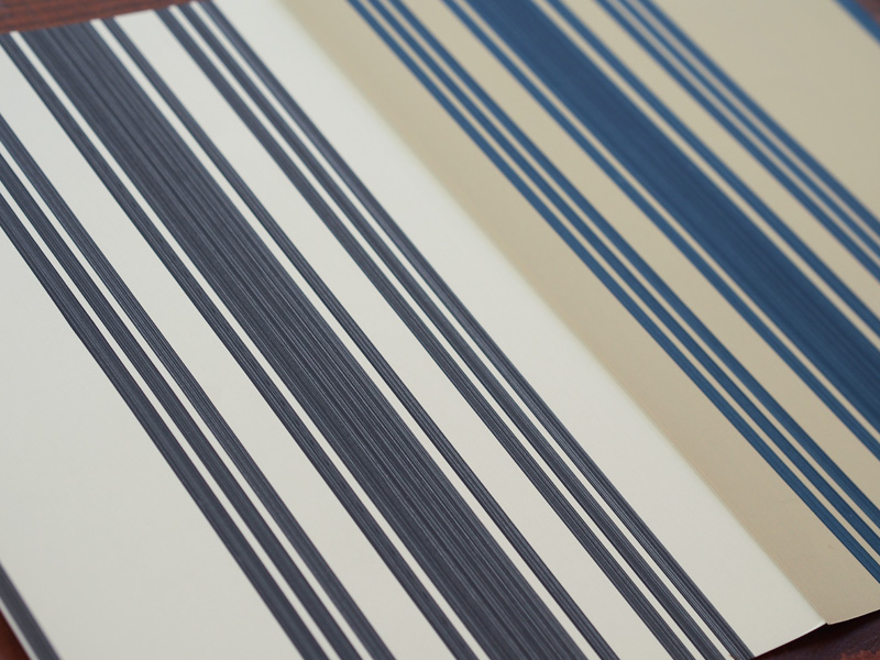 ペイント壁紙 テンテッドストライプ(ホワイト×ブラック) WL-WP007-07-G072 左：ホワイト×ブラック　右：アイボリー×ネイビー