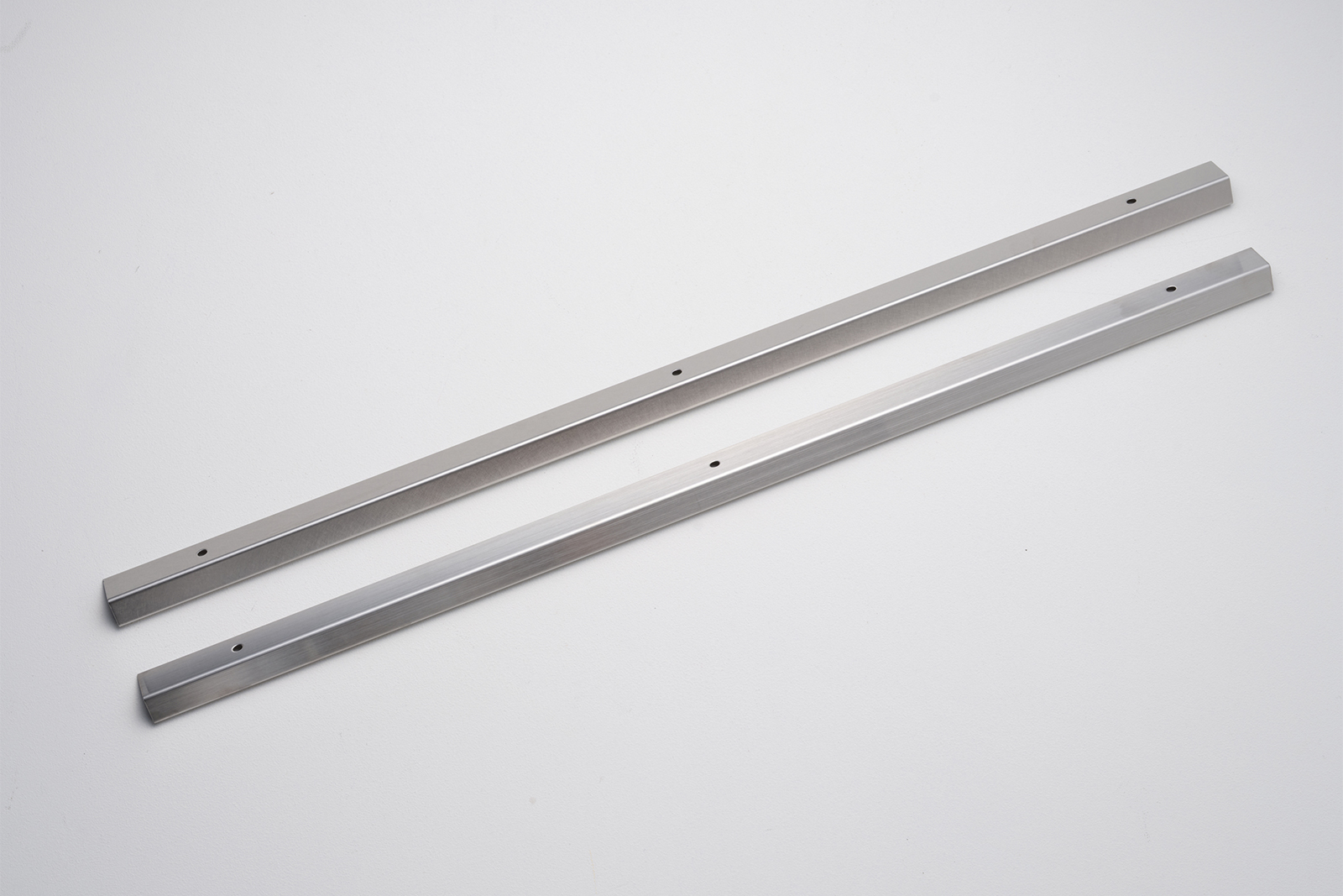 キッチン付帯パーツ キッチン天板T22用コンロフィラー ヘアライン KB-PT005-05-G141 上がバイブレーション仕上げ、下がヘアライン仕上げ