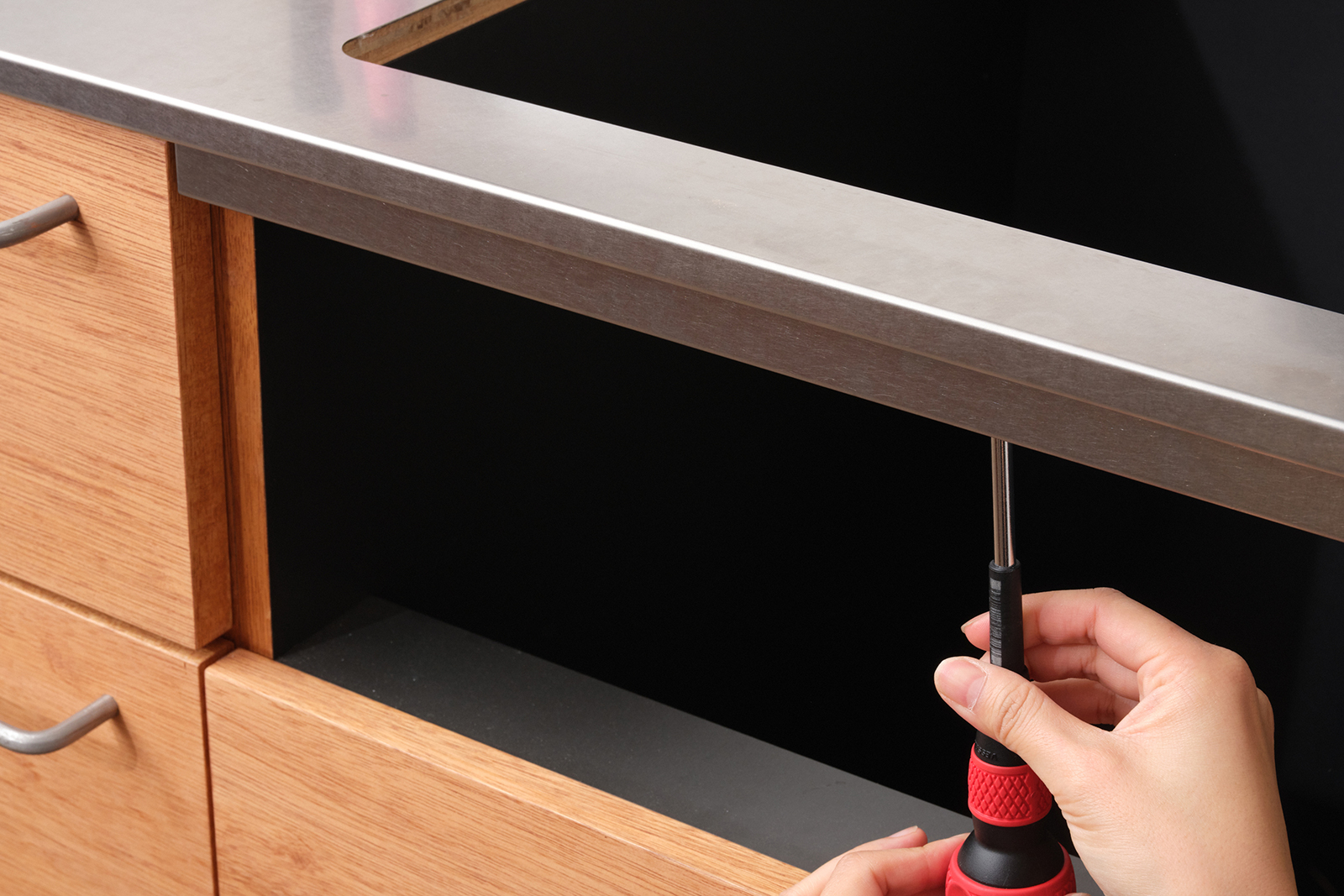 キッチン付帯パーツ キッチン天板T22用コンロフィラー ヘアライン KB-PT005-05-G141 天板の裏面にビスで固定してください。※コンロの設置前に取り付けてください