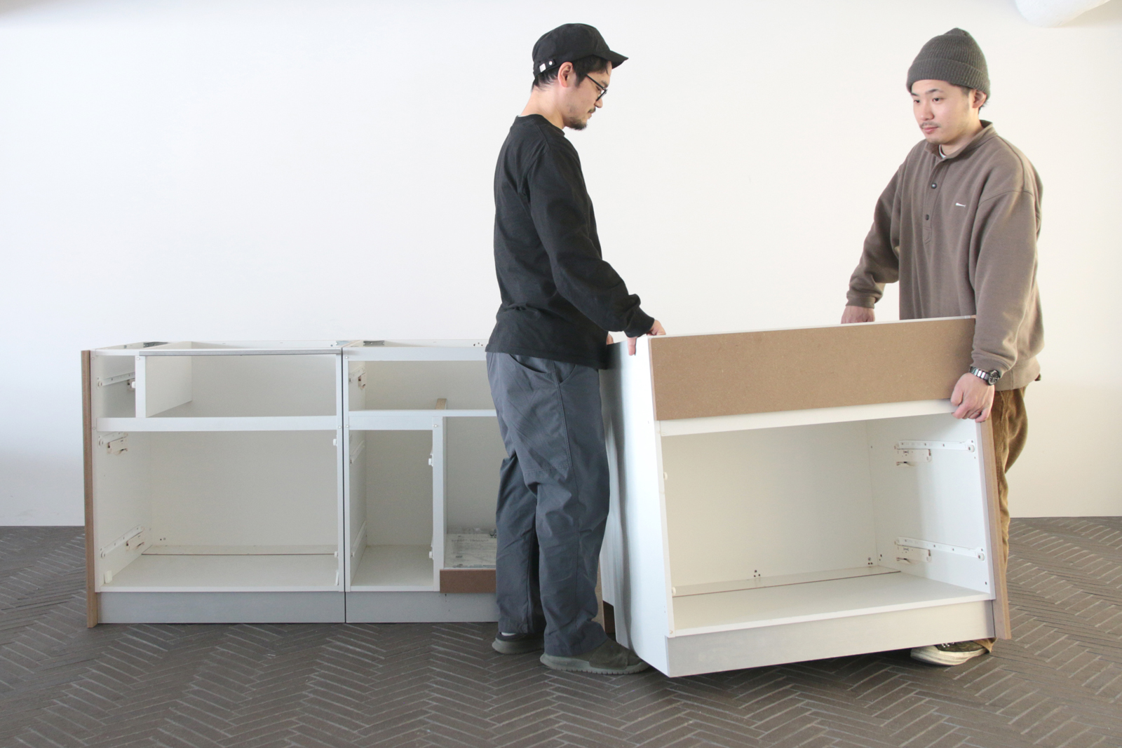 キッチンベース 壁付け型 スタンダードタイプ KB-KC018-01-G177 3つのベースの箱を合わせて組み立てます（写真は奥行き720mm食洗機タイプ）