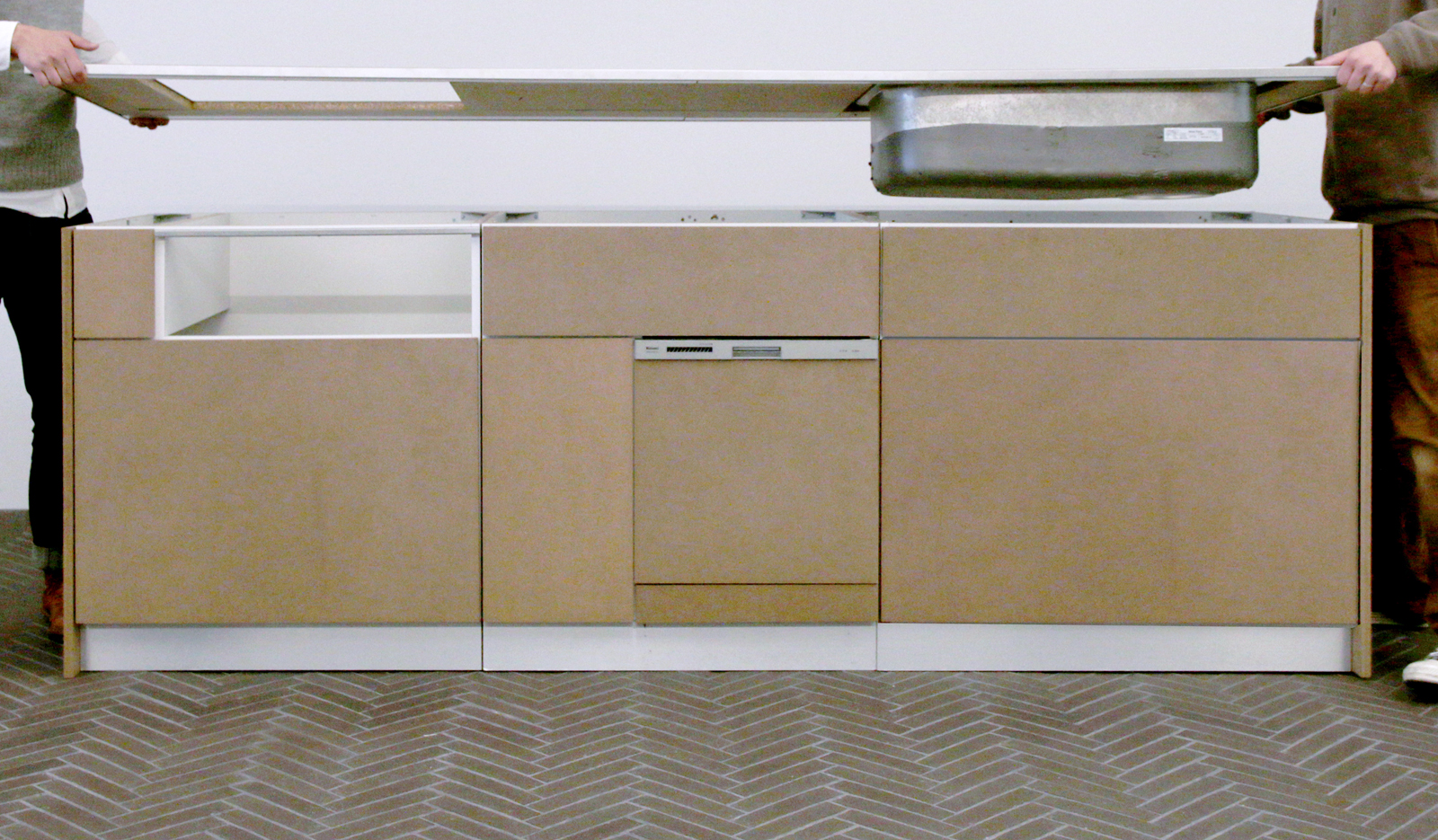 キッチンベース 壁付け型 食洗機タイプ KB-KC018-02-G177 天板の様子（写真は奥行き720mm食洗機タイプ）