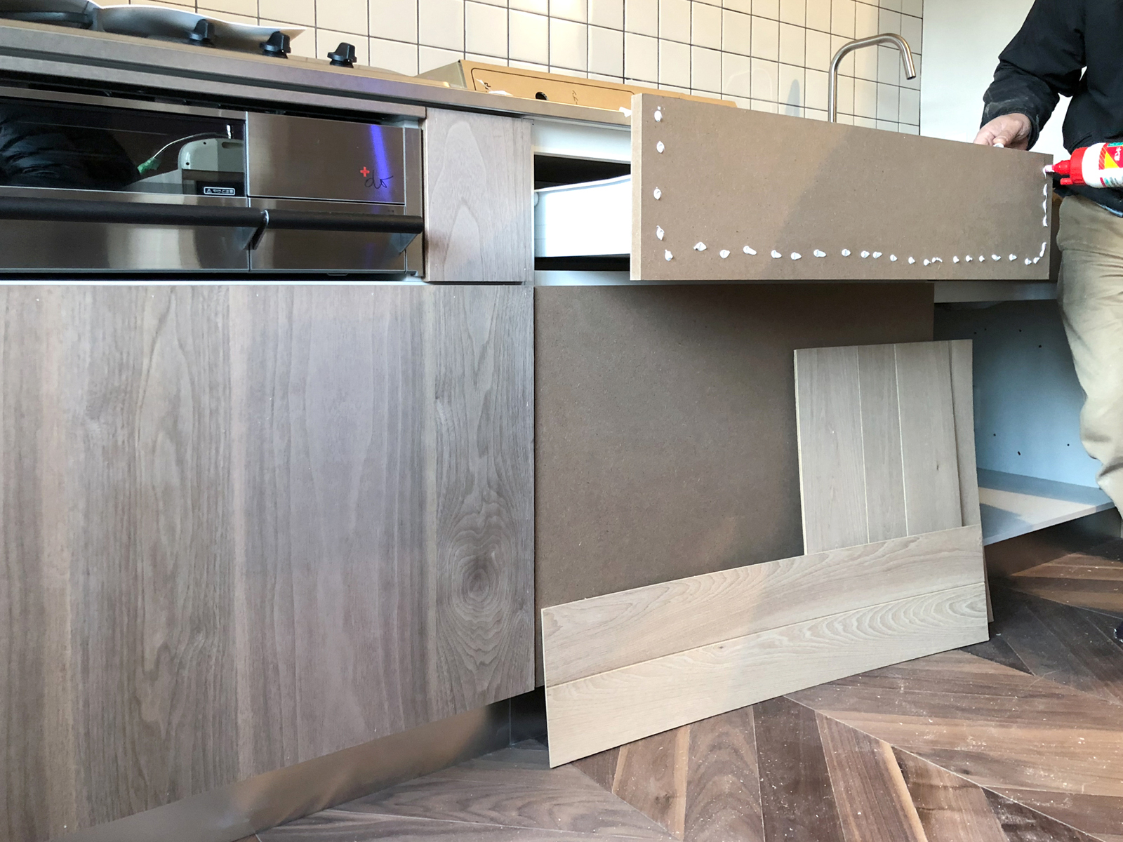キッチンベース 壁付け型 食洗機タイプ KB-KC018-02-G177 薄い木材を貼って仕上げると温かみのある雰囲気に仕上がります