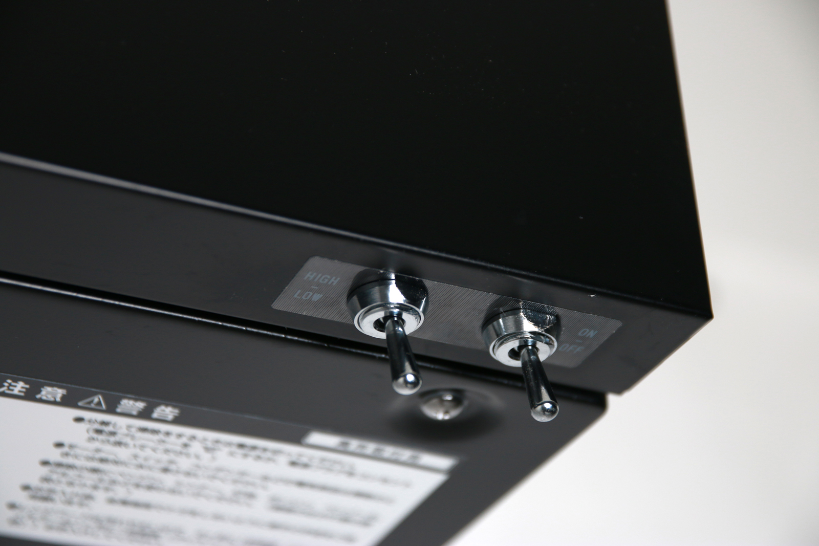 フラットレンジフード 壁付け型 W600 ブラック KB-KC017-02-G141 スイッチは側面をすっきりさせるために底面に付いたトグルスイッチ