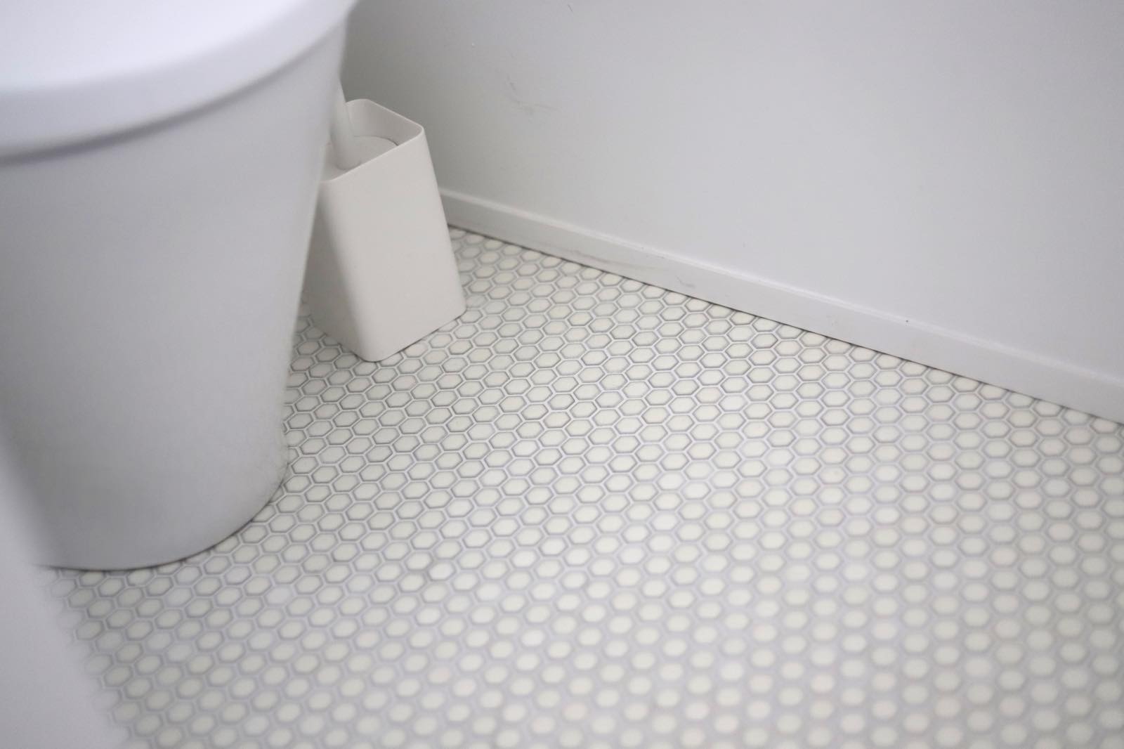 ハニカムタイル マットホワイト（シート） WL-TL016-01P-G141 トイレの床に貼った事例（マットホワイト）