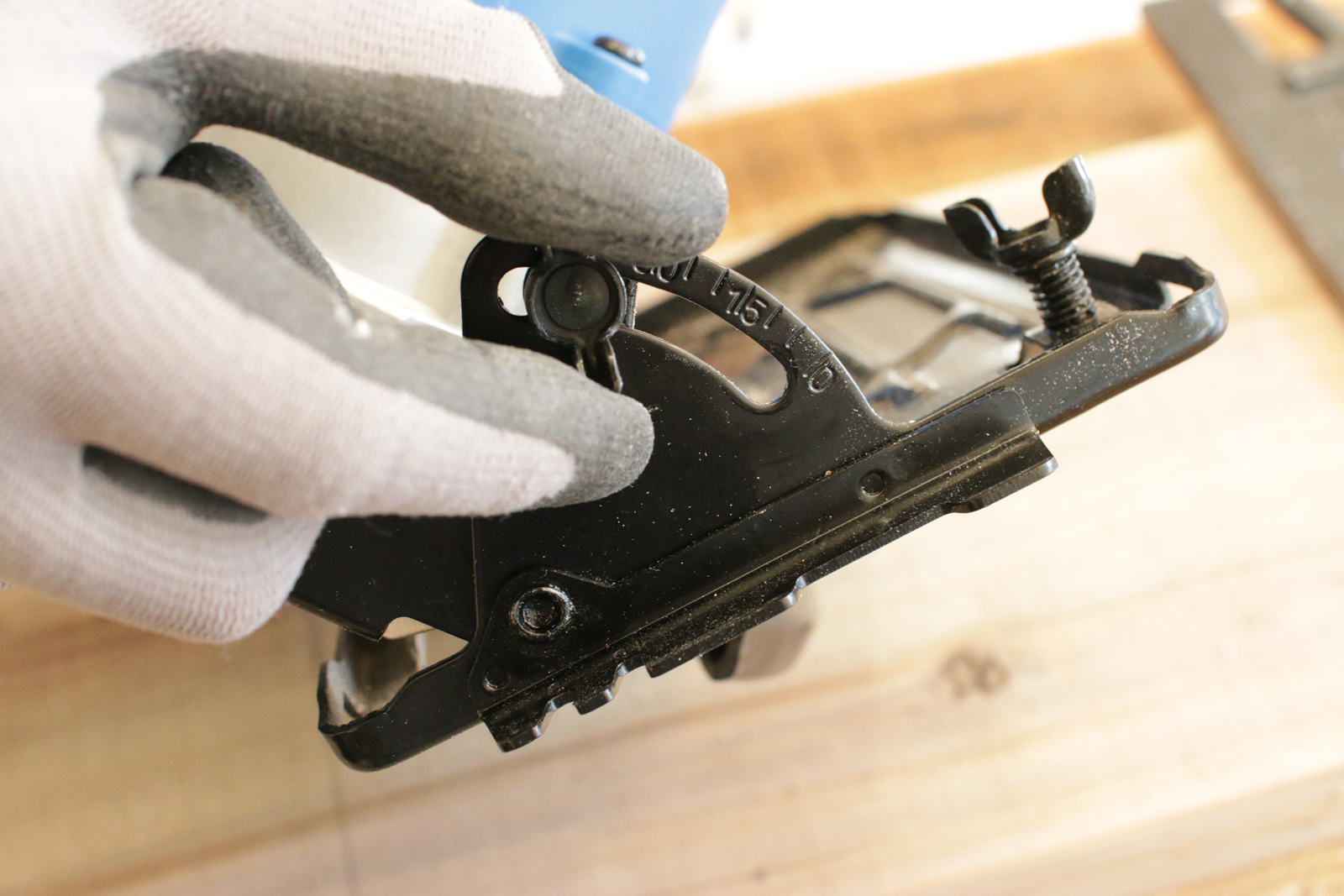 基本の道具工具 丸ノコ DM-TO003-02-G170 このつまみで調整すると切り込み角度を替えられます