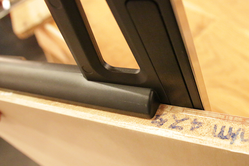 基本の道具工具 丸ノコガイド/直角 DM-TO003-13-G170 突き当て部分。高さが9mmあるので、面取り材などにもしっかりと固定することができます