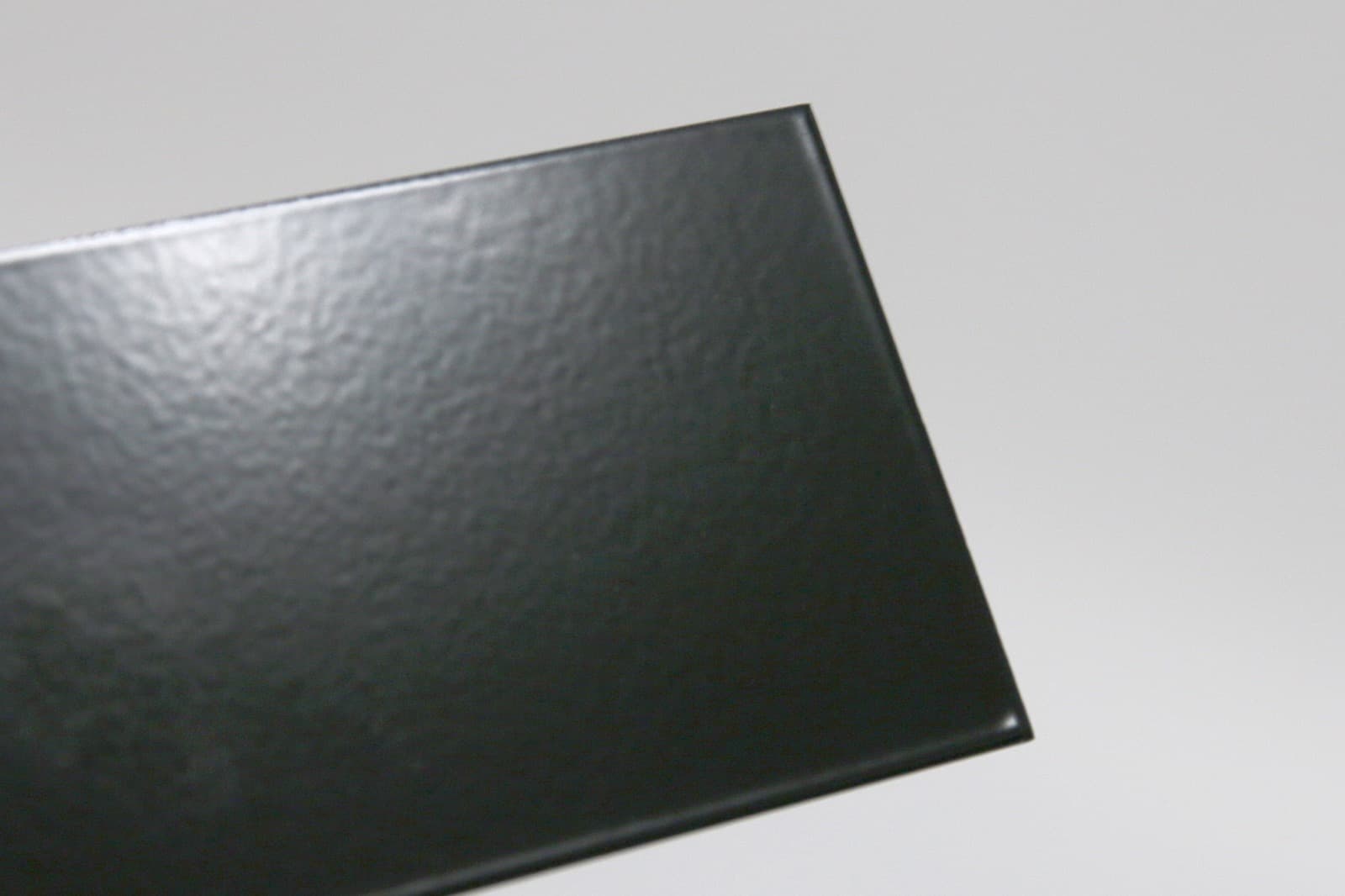 キューブ型レンジフード 照明付き W900×H500 ブラック KB-KC019-14-G162 質感見本。ツヤがあります