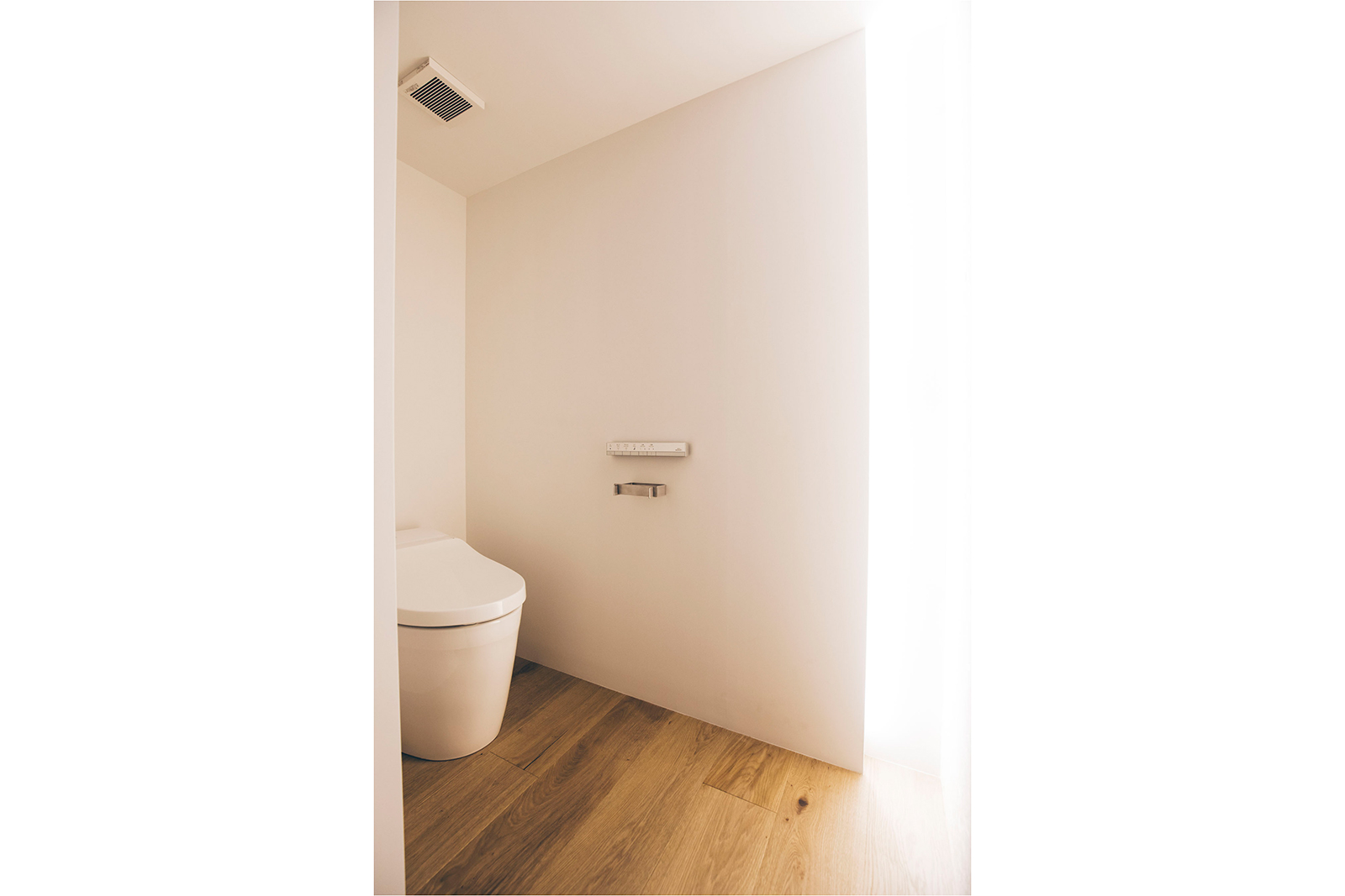 ミニマルペーパーホルダー シングル KB-AC002-01-G141 ミニマルにまとめたトイレ空間に（設計：須磨哲生＋寺川奈穂子／Photo：森田純典）