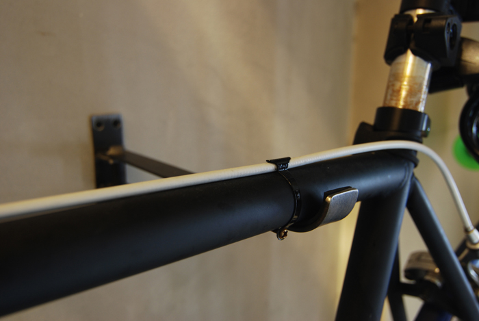 自転車フック スチール ボルト締めタイプ PS-HB002-01-G056 鉄の素材感が、自転車とよく合う