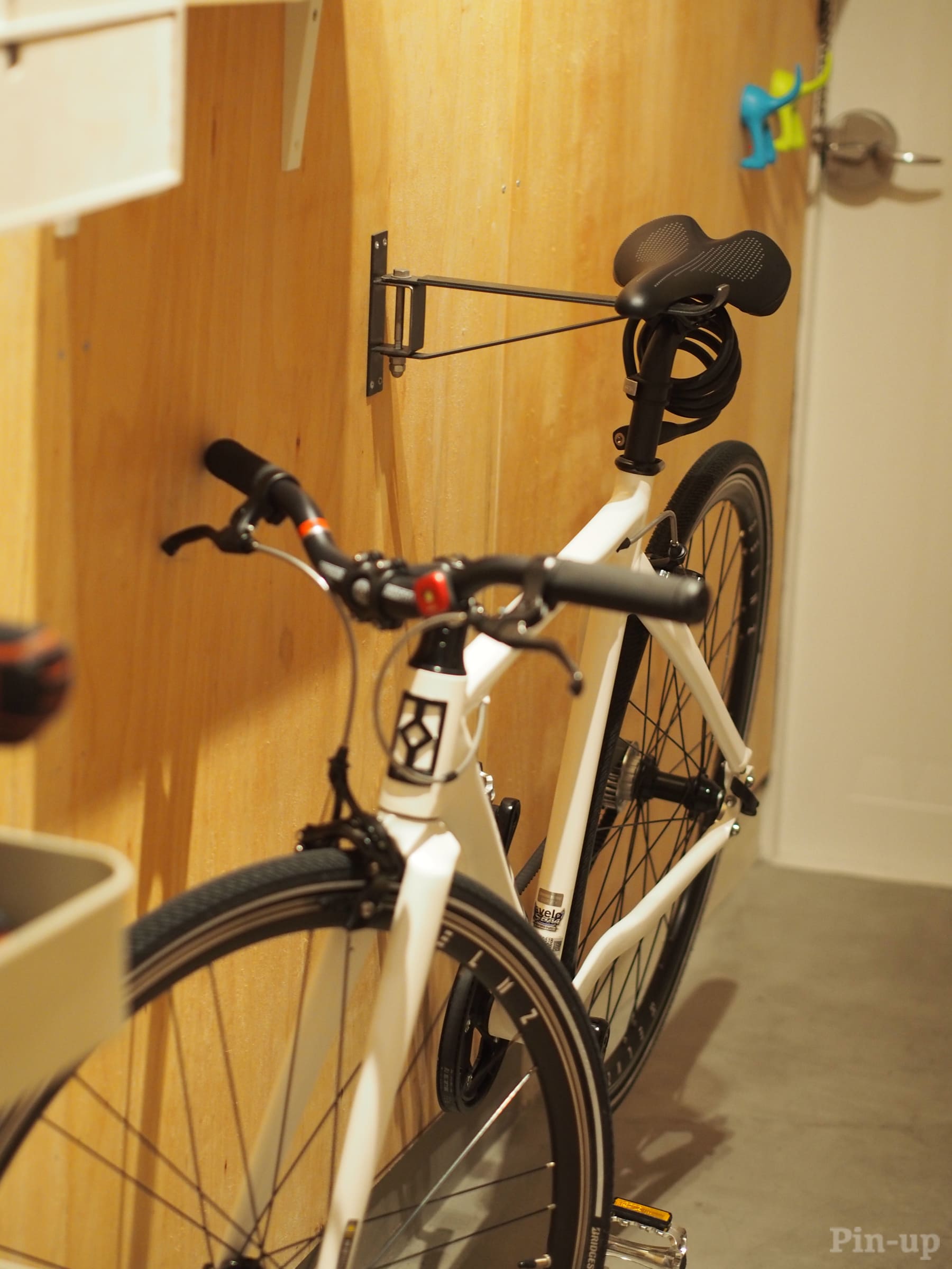 自転車フック スチール ボルト締めタイプ PS-HB002-01-G056 広い土間のある玄関に掛けて