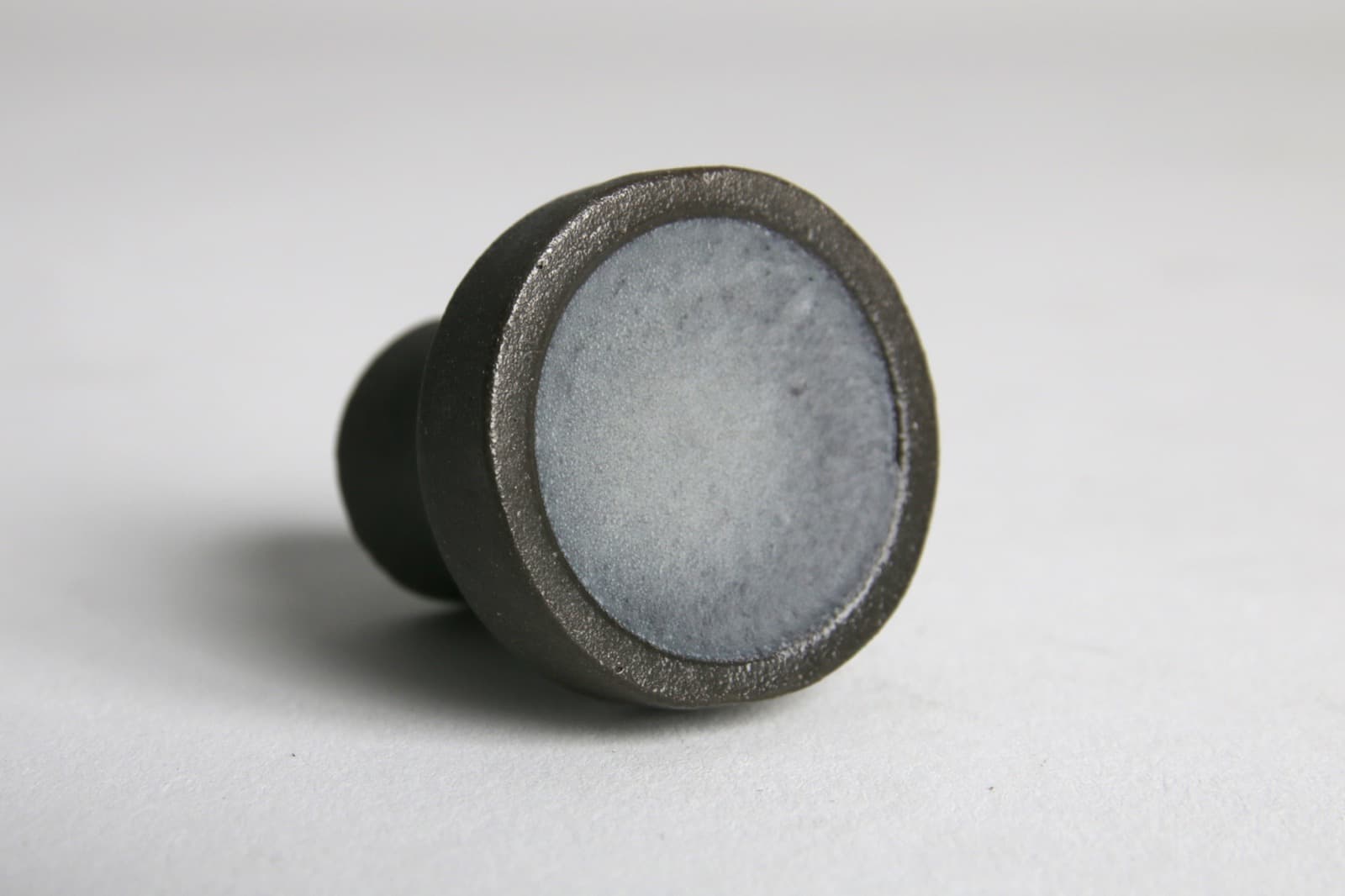 陶器のつまみ ダークグレー PS-HD016-02-G141 白濁した釉薬を使い、色の濃淡を生んでいます