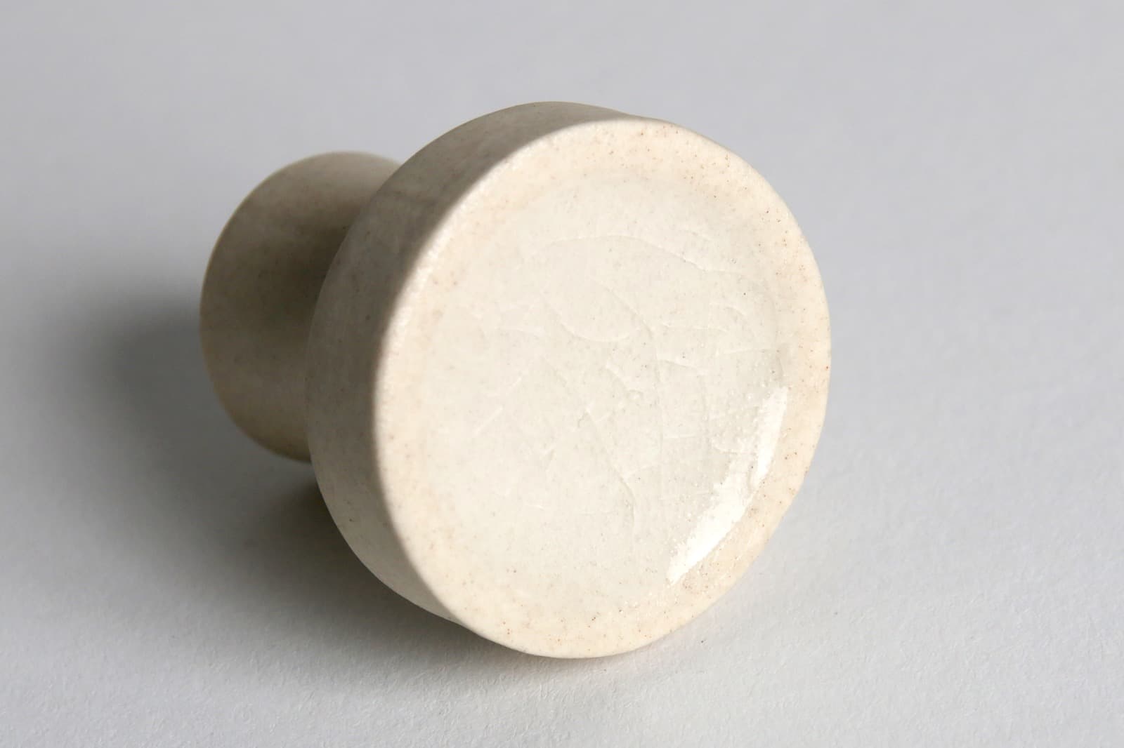 陶器のつまみ ホワイト PS-HD016-01-G141 ガラス釉が使われ、貫入（かんにゅう）が見どころ