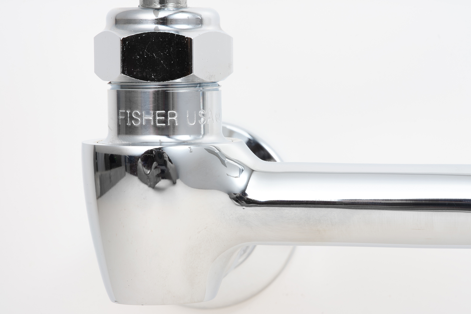 ワーカーズ水栓 壁付けツインレバー混合栓 L150 KB-TP009-01-G141 バルブナットやスパウトの先端に型番やサイズが刻印されています