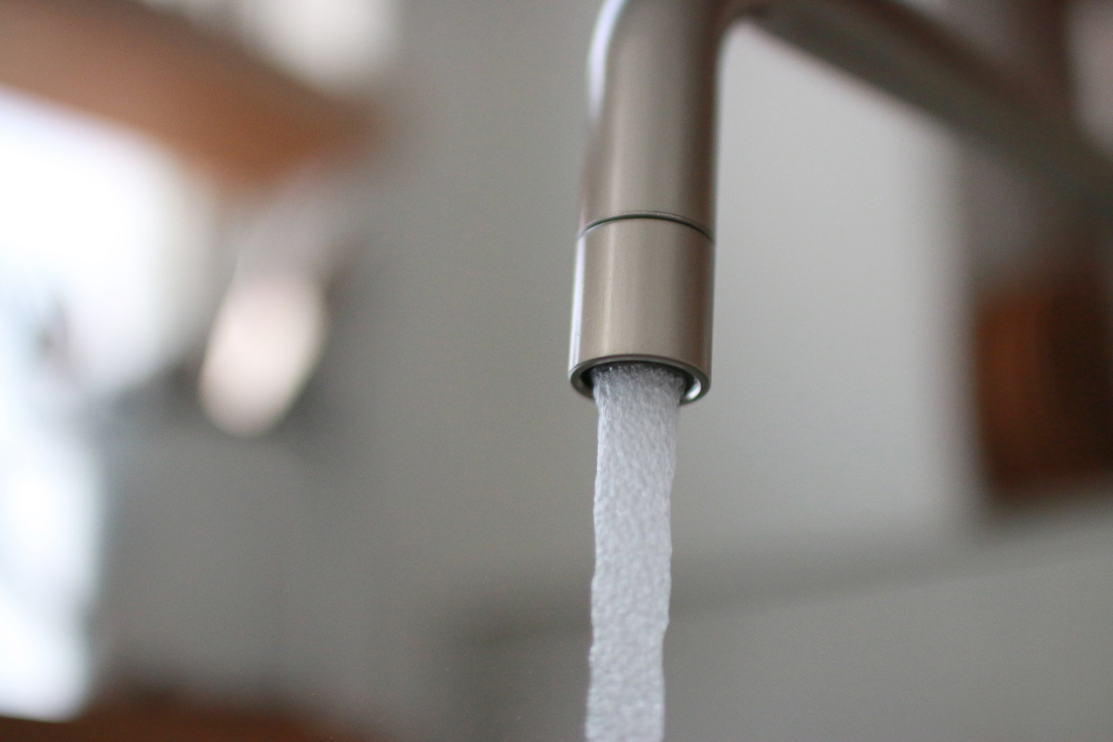 ニッケルサテン水栓 キッチン用ベントネック混合栓 KB-TP005-01-G141 水の出方は、水ハネが少なく柔らかな触感の泡沫吐水(ほうまつとすい)