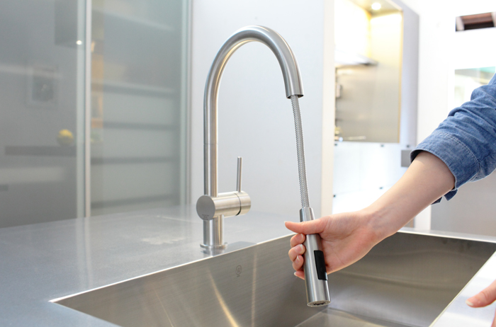 SUSキッチン水栓 ヴェラ KB-TP004-03-G045 ホースが引出だせ、吐水がシャワーになる機能がついています。